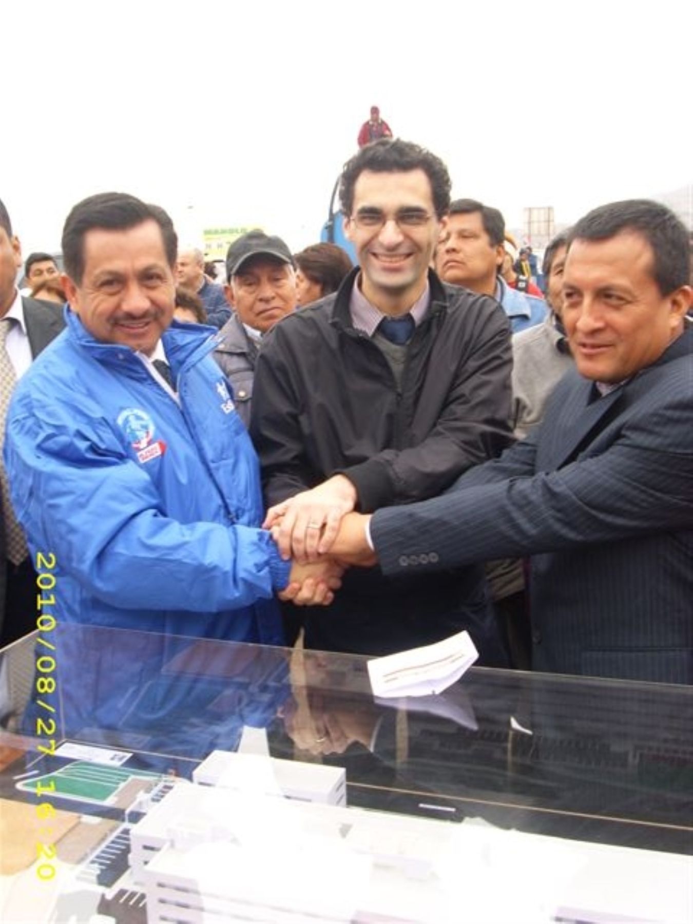 Presidente de EsSalud, Fernando Barrios (a la izquierda). Foto: Andina/Difusión.