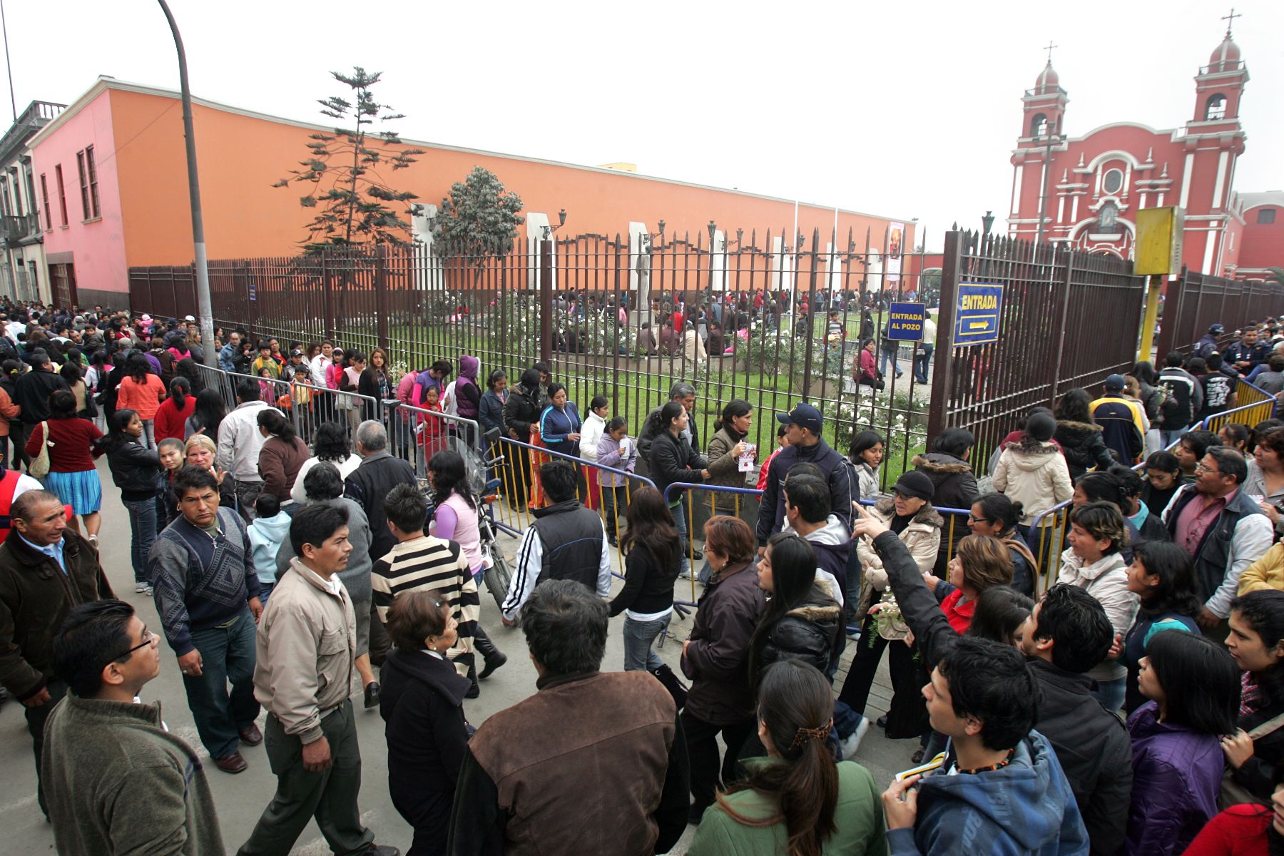 Thousands of devotees visited the Convent of Saint Rose of Lima. Photo: ANDINA/Rubén Grández