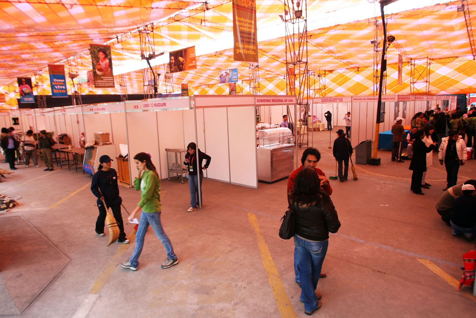 Organizadores en Mistura 2010 dan últimos toques a sus locales a pocas horas de la inauguración. Foto: ANDINA/Gustavo Sánchez.