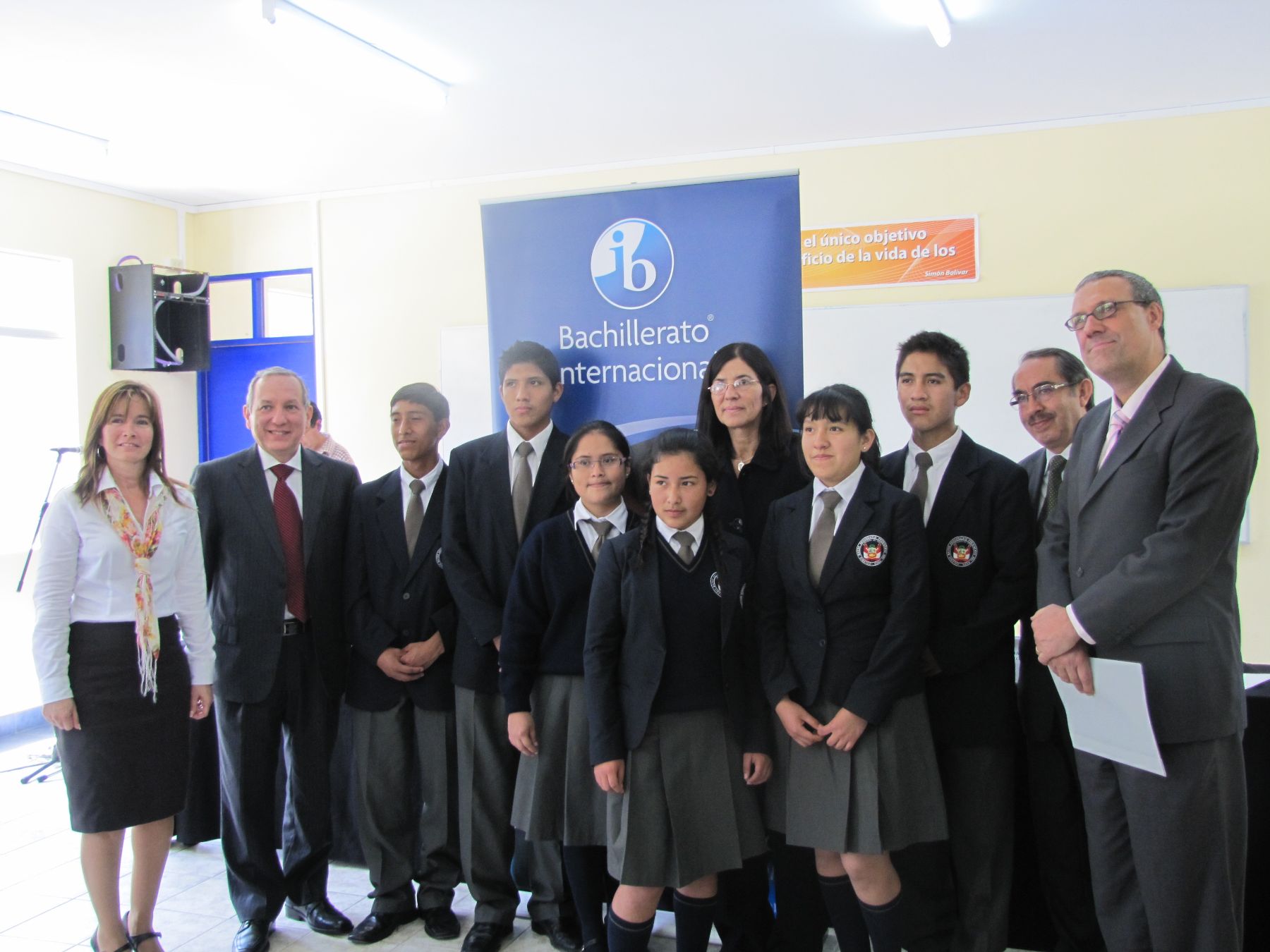 Alumnos del Colegio Mayor Secundario Presidente del Perú con evaluadores de acreditación para el Bachillerato Internacional. Foto: Ministerio de Educación.