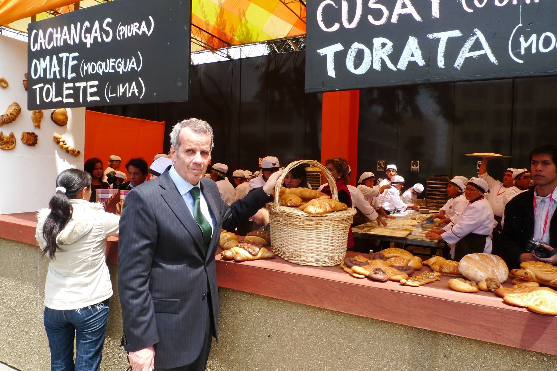 Embajador de Argentina en Lima, Darío Alessandro, en módulo de producción y venta de panes regionales en III Feria Gastronómica Internacional Mistura 2010. Foto: Mauricio Vargas.