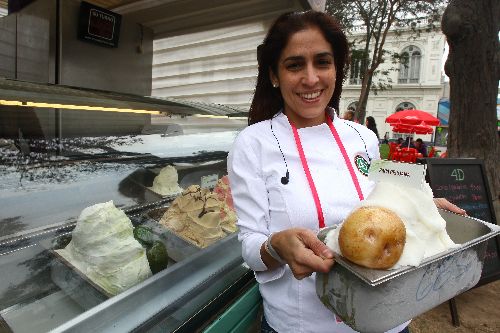 Maestra heladera Ana María Bugosen muestra novedoso helado de papa, en la III Feria Gastronómica Internacional de Lima Mistura 2010. Foto: ANDINA/Piero Vargas.