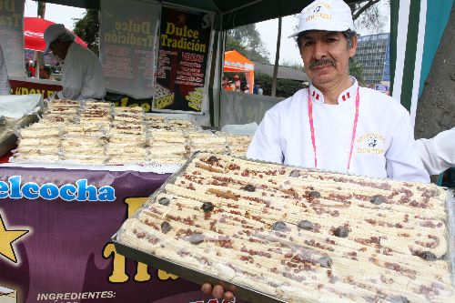 Don Fidel Estrella muestra "melcochas" en  III Feria Gastronómica Internacional de Lima - Mistura 2010.
Foto:ANDINA/Rocío Farfán.