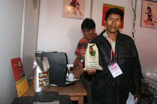 Wilson Succaticona muestra el café Tunki, reconocido como el mejor del mundo, en feria Mistura 2010. Foto: ANDINA/Vidal Tarqui.