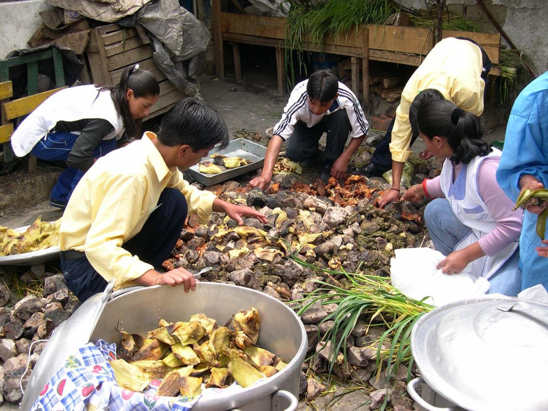 Elaboración de la tradicional pachamanca en Junín. Foto: Dircetur-Junín.