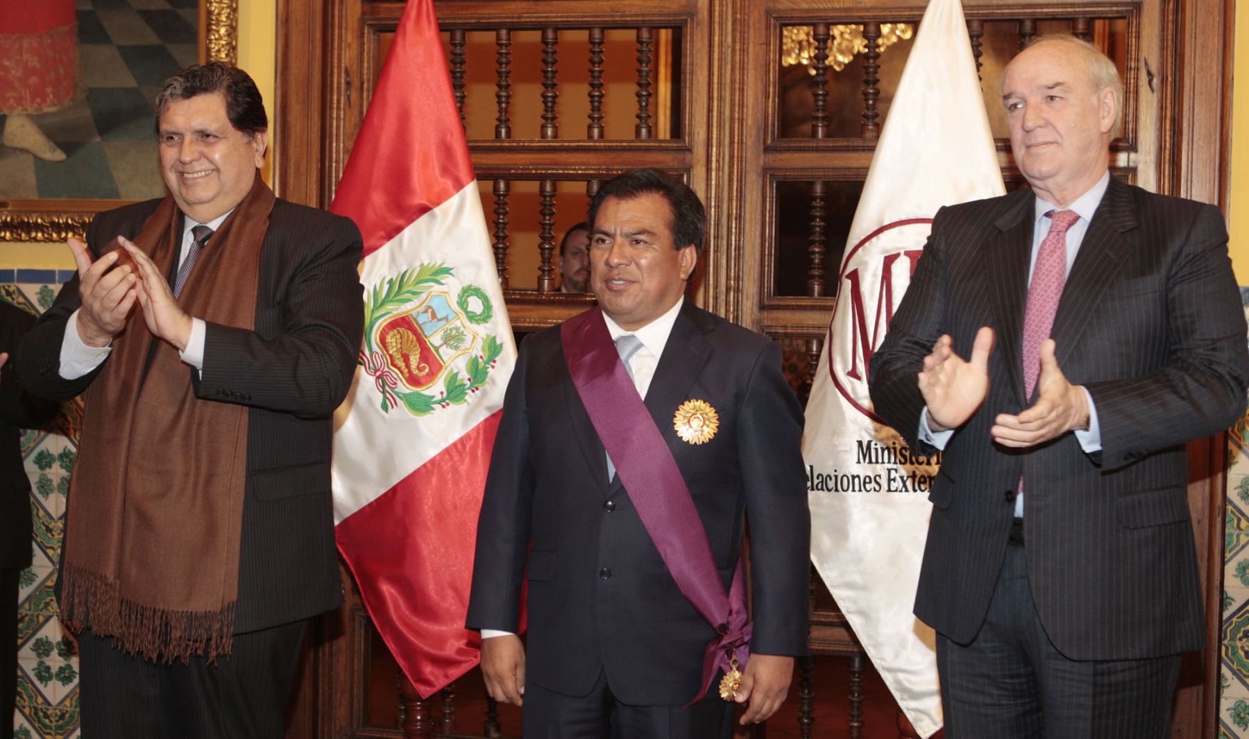Presidente Alan García en ceremonia de condecoración al  jefe del gabinete,Javier Velásquez en la Cancillería. Foto: ANDINA/Jack Ramón.