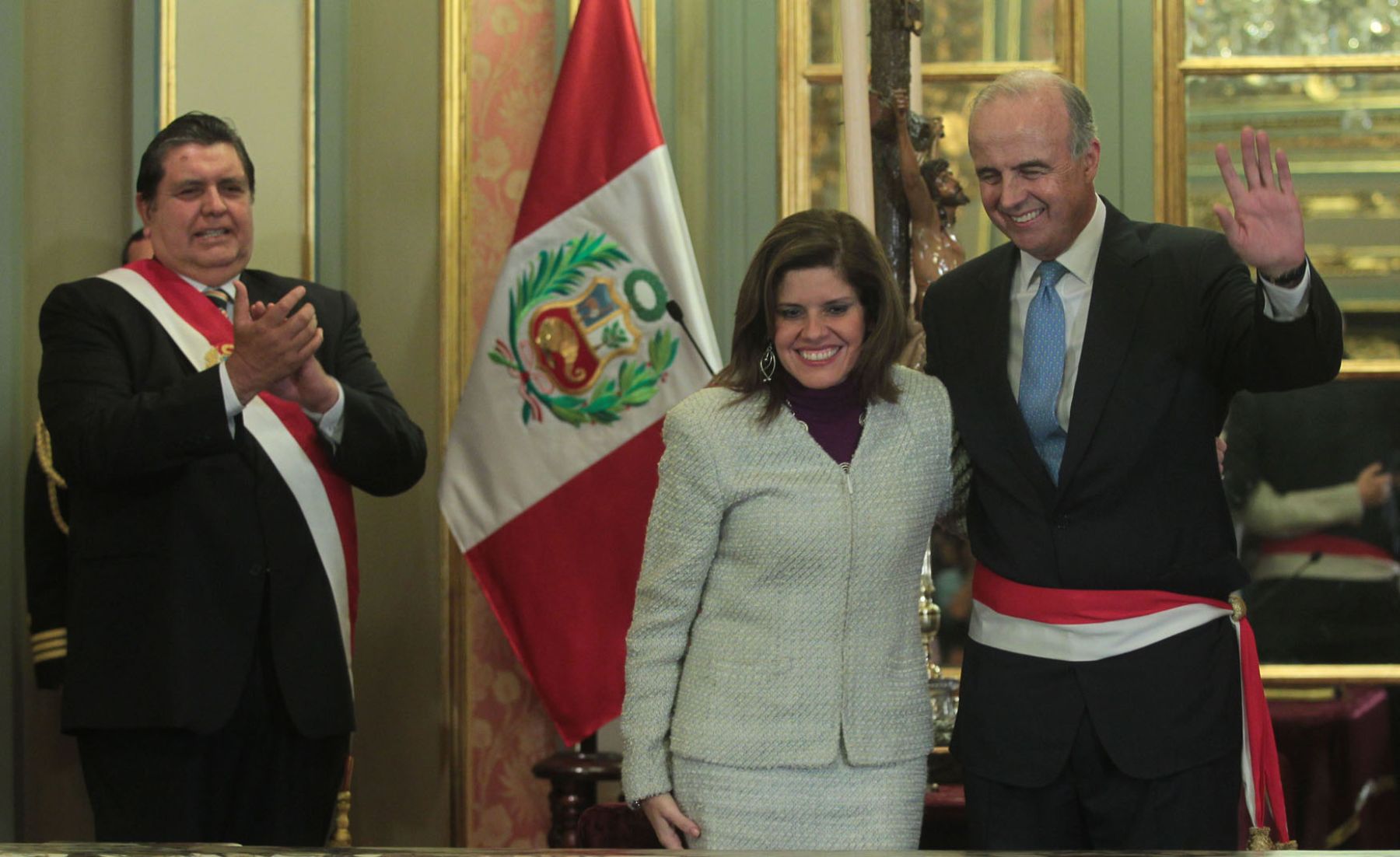 Tras jurar como nuevo ministro de Economía y Finanzas, Ismael Benavides recibe el saludo de su antecesora, Mercedes Aráoz.  Foto: ANDINA/ Rubén Grandez