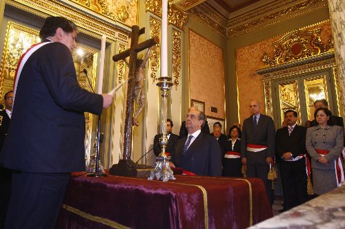 El Presidente de la República, Alan García Pérez, tomó hoy juramento al nuevo ministro de Defensa, Jaime Thorne León, quien reemplaza en el cargo al saliente titular de dicho portafolio Rafael Rey. Foto: Sepres.