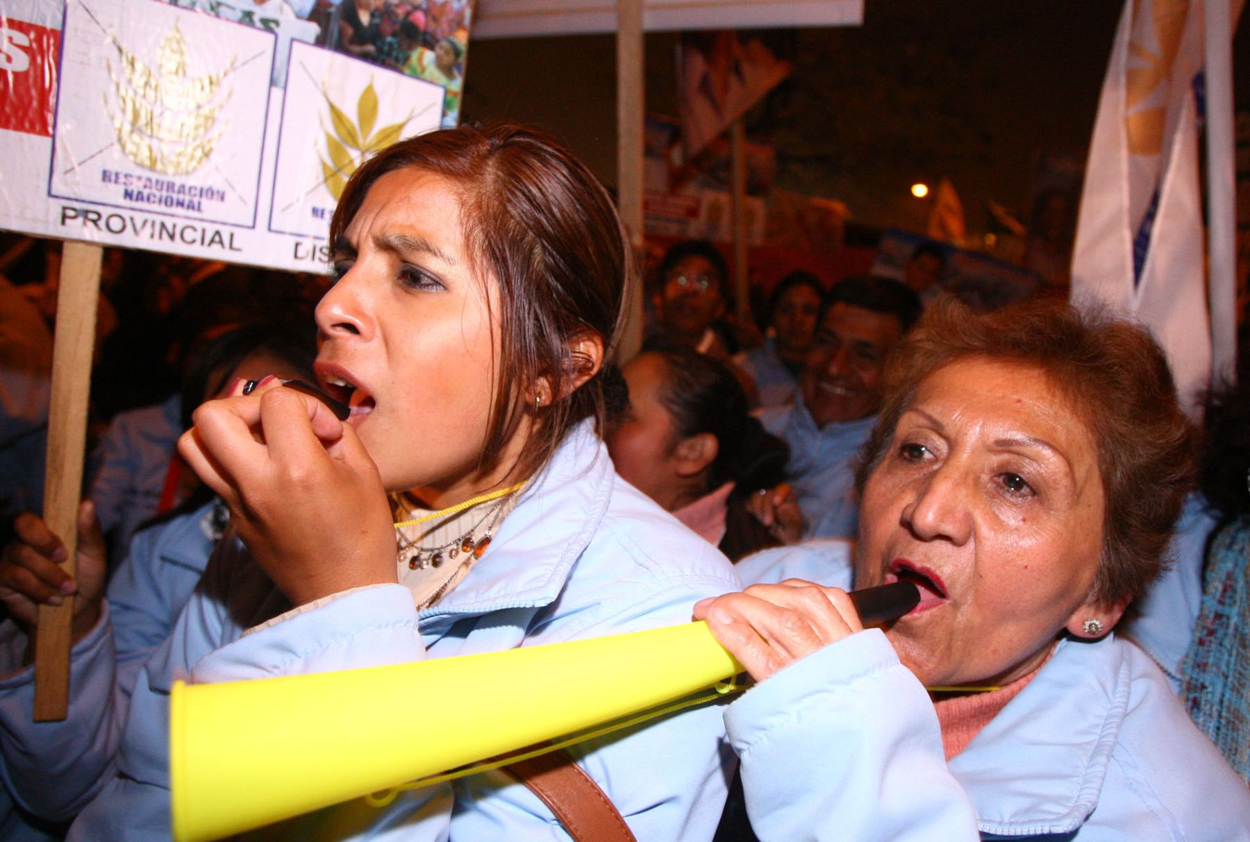 Simpatizantes de los nueve candidatos que participan en el Debate Lima 2010, en los exteriores de la Biblioteca Nacional. 
Foto: ANDINA / Piero Vargas