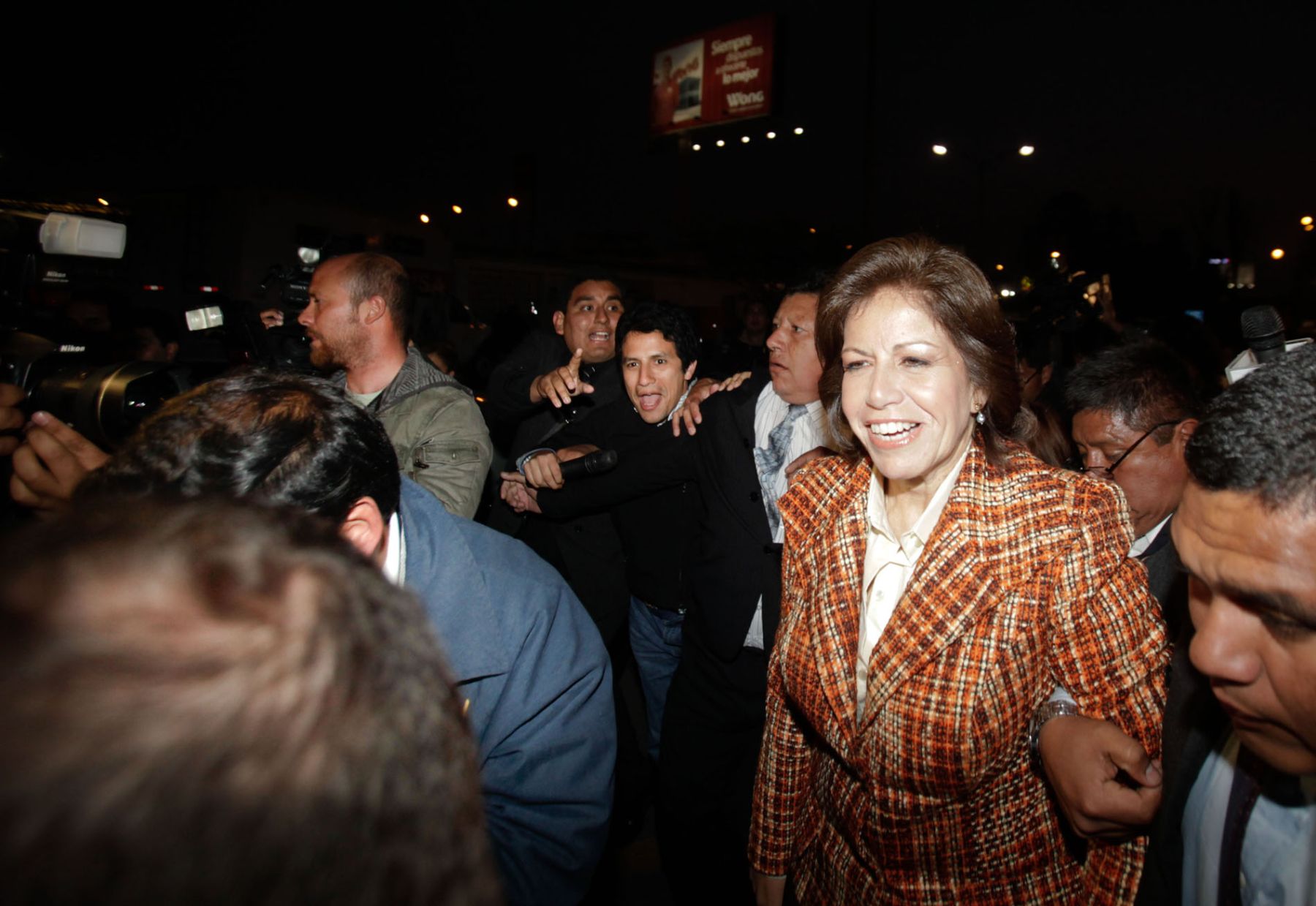 La candidata del PPC-Unidad Nacional, Lourdes Flores, llega  a la Biblioteca Nacional para el Debate Lima 2010.
Foto: ANDINA/Rubén Grandez