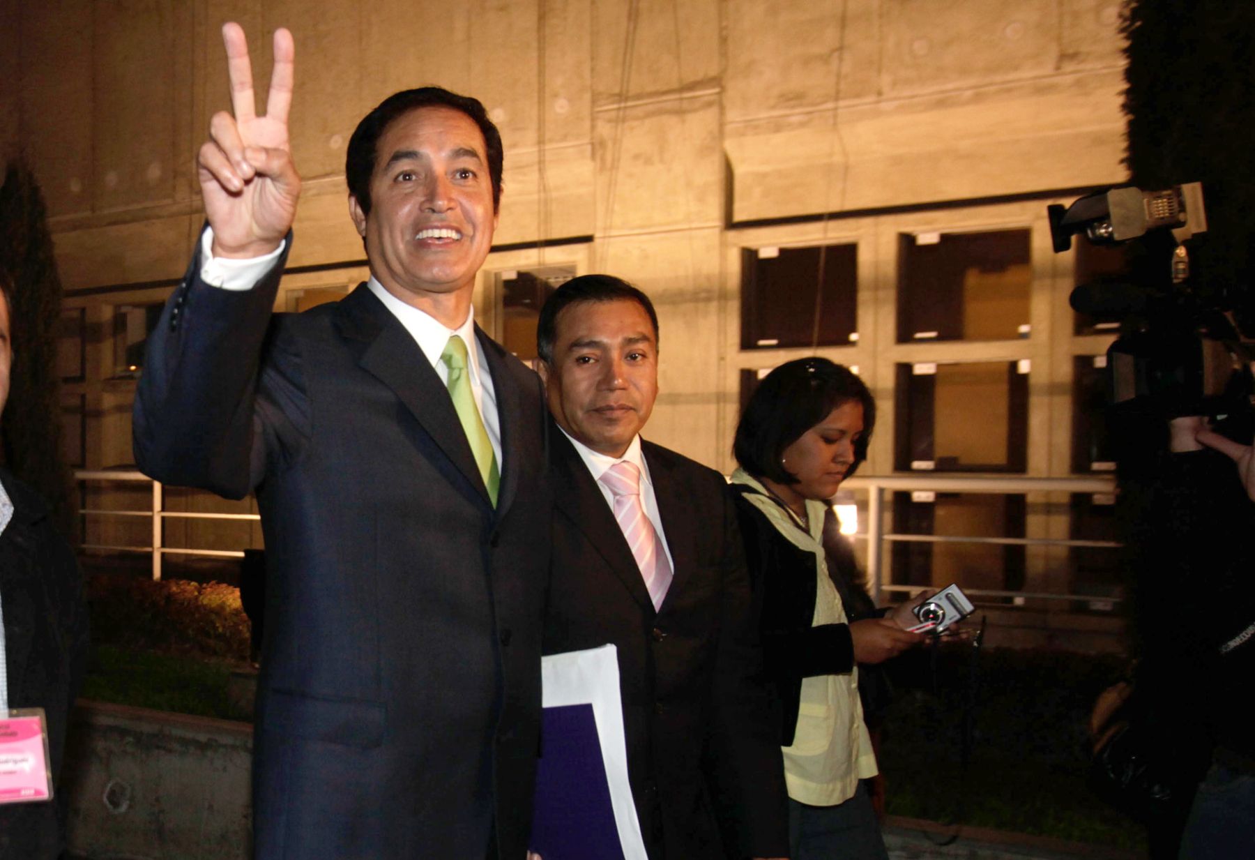 Candidato de Siempre Unidos, Alex Gonzales, llega a la Biblioteca Nacional para el Debate: Lima 2010. 
Foto: ANDINA / Rubén Grandez