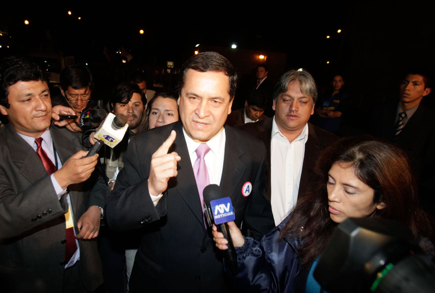 El candidato de Alianza para el Progreso, Luis Iberico, llega a la Biblioteca Nacional para el Debate: Lima 2010. 
Foto: ANDINA /Ruben Grandez