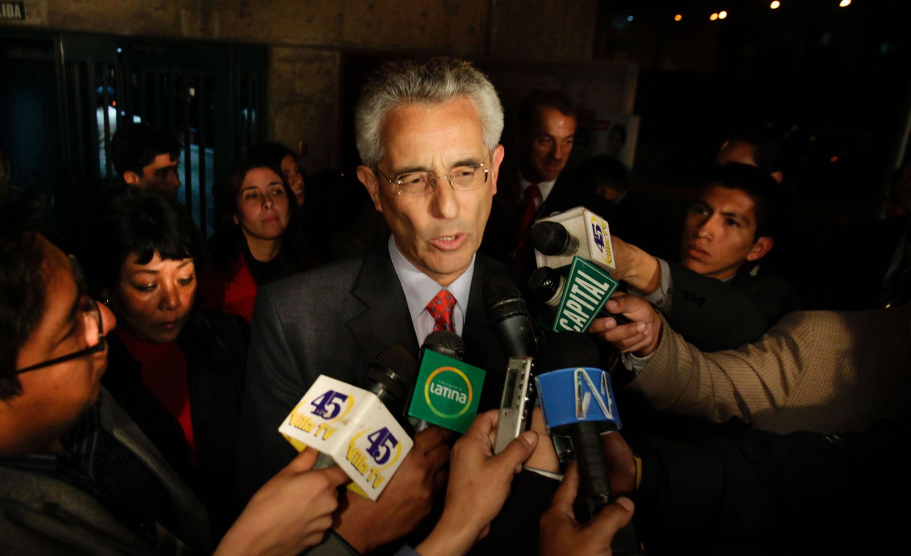 El candidato de Somos Perú, Fernando Andrade, llega a la Biblioteca Nacional para el Debate: Lima 2010.  Foto: ANDINA / Rubén Grandez