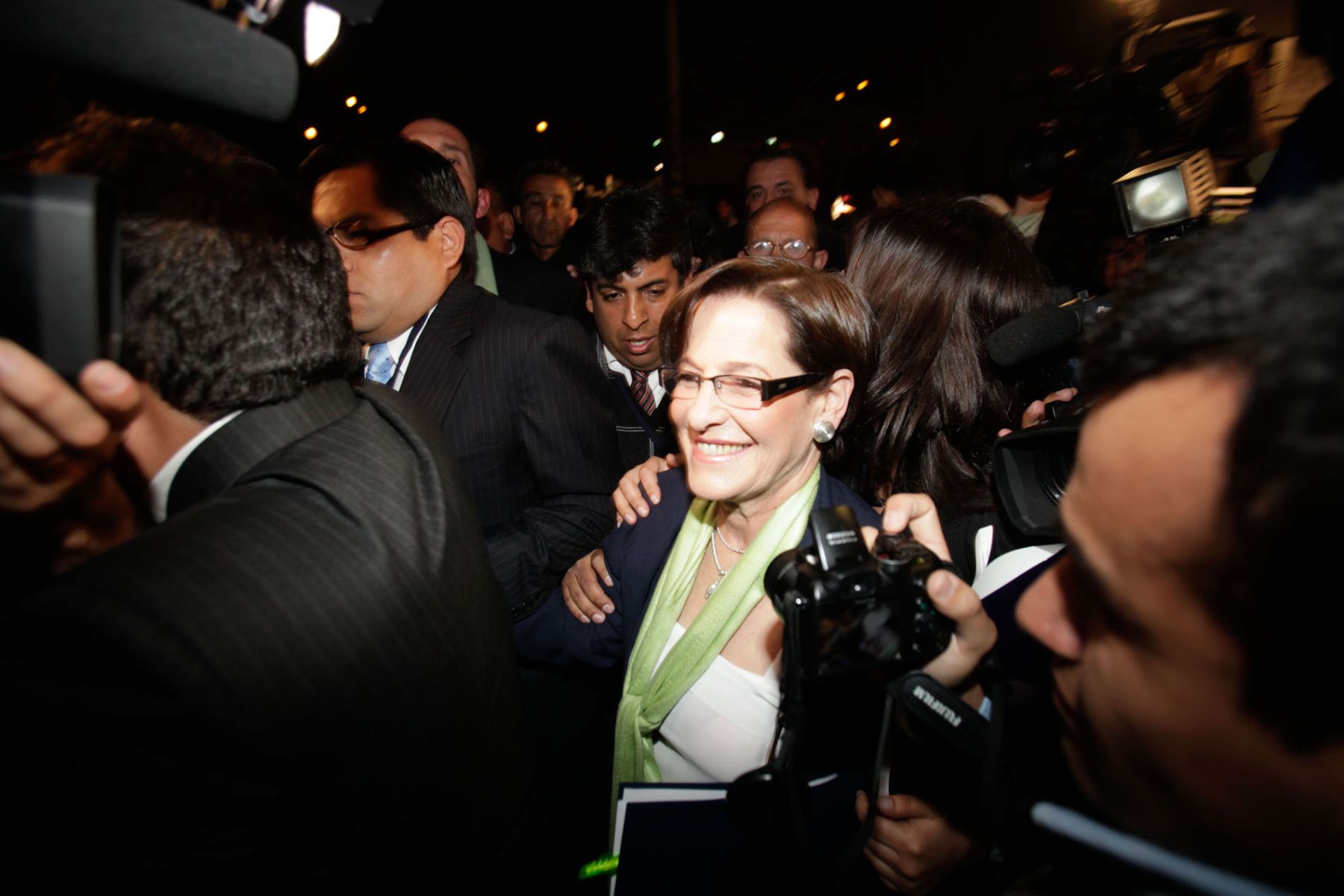 La candidata  Fuerza Social, Susana Villaran, llega a la Biblioteca Nacional para el Debate: Lima 2010.  Foto: ANDINA / Rubén Grández