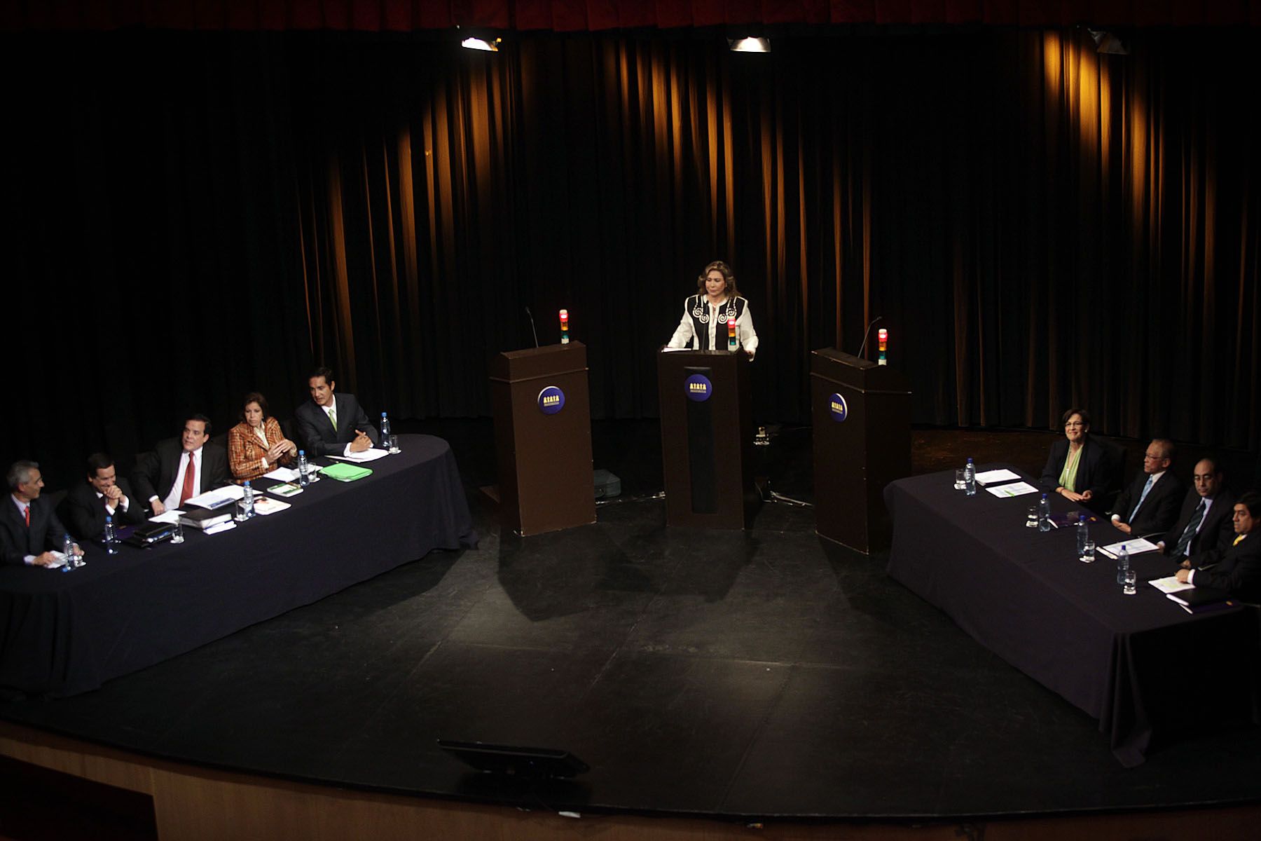 Candidatos a la alcadía de Lima que participan en el Debate lima 2010, organizado por Transparencia . Foto: ANDINA/Rubén Grández