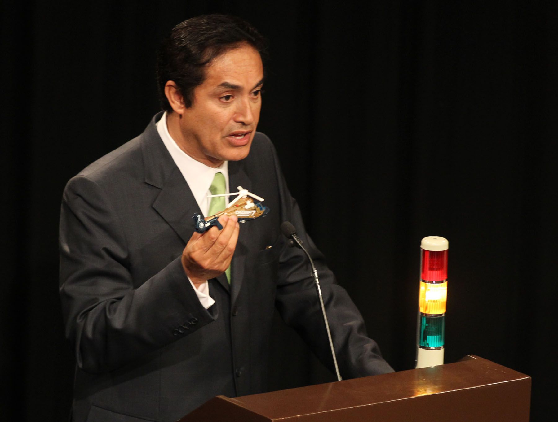El candidato de Siempre Unidos, Alex Gonzales,hace su exposición en el Debate Lima 2010. 
Foto: ANDINA/ Carlos Lezama