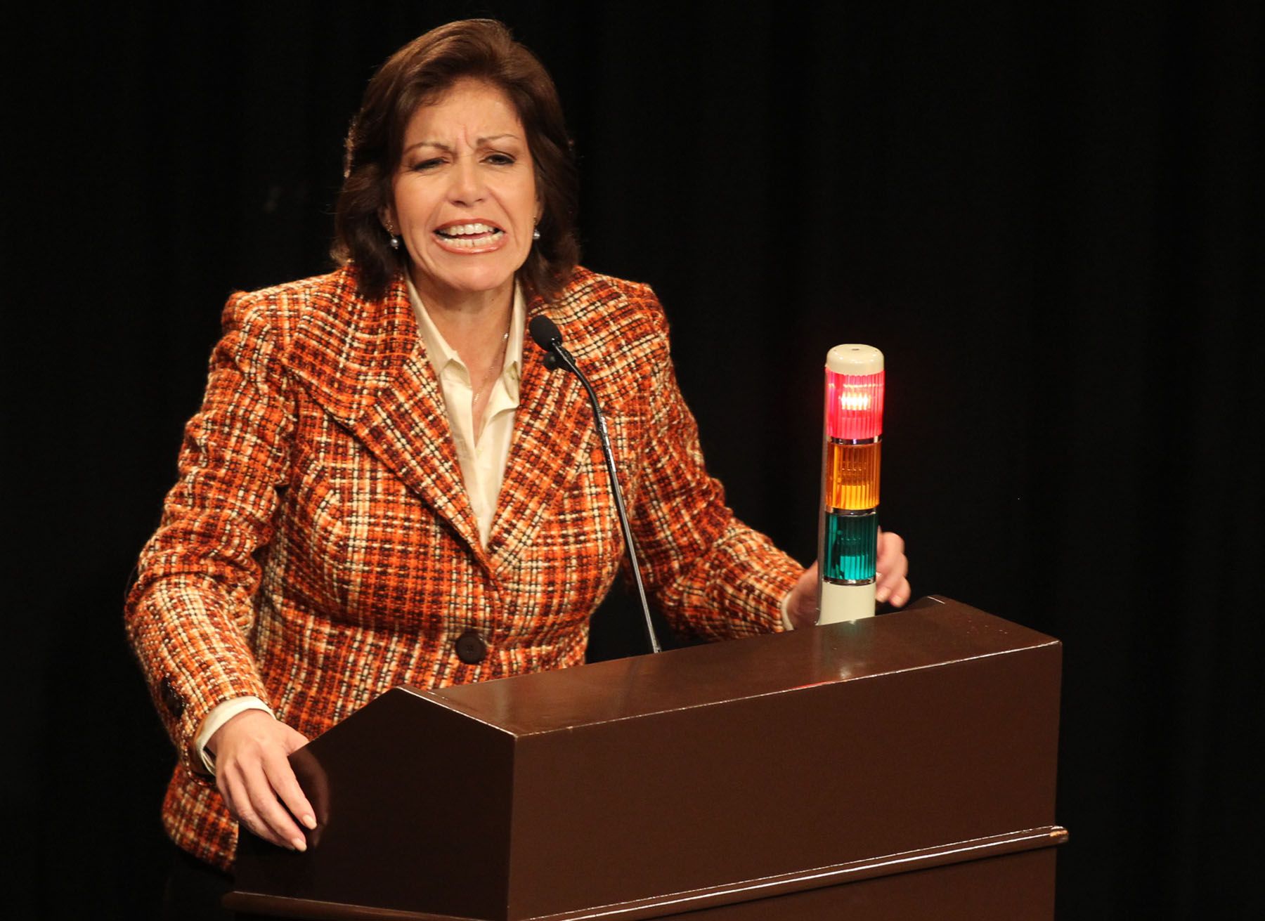 La candidata del PPC- Unidad Nacional, Lourdes Flores, hace uso de la palabra en el Debate Lima 2010. 
Foto: ANDINA/ Carlos Lezama