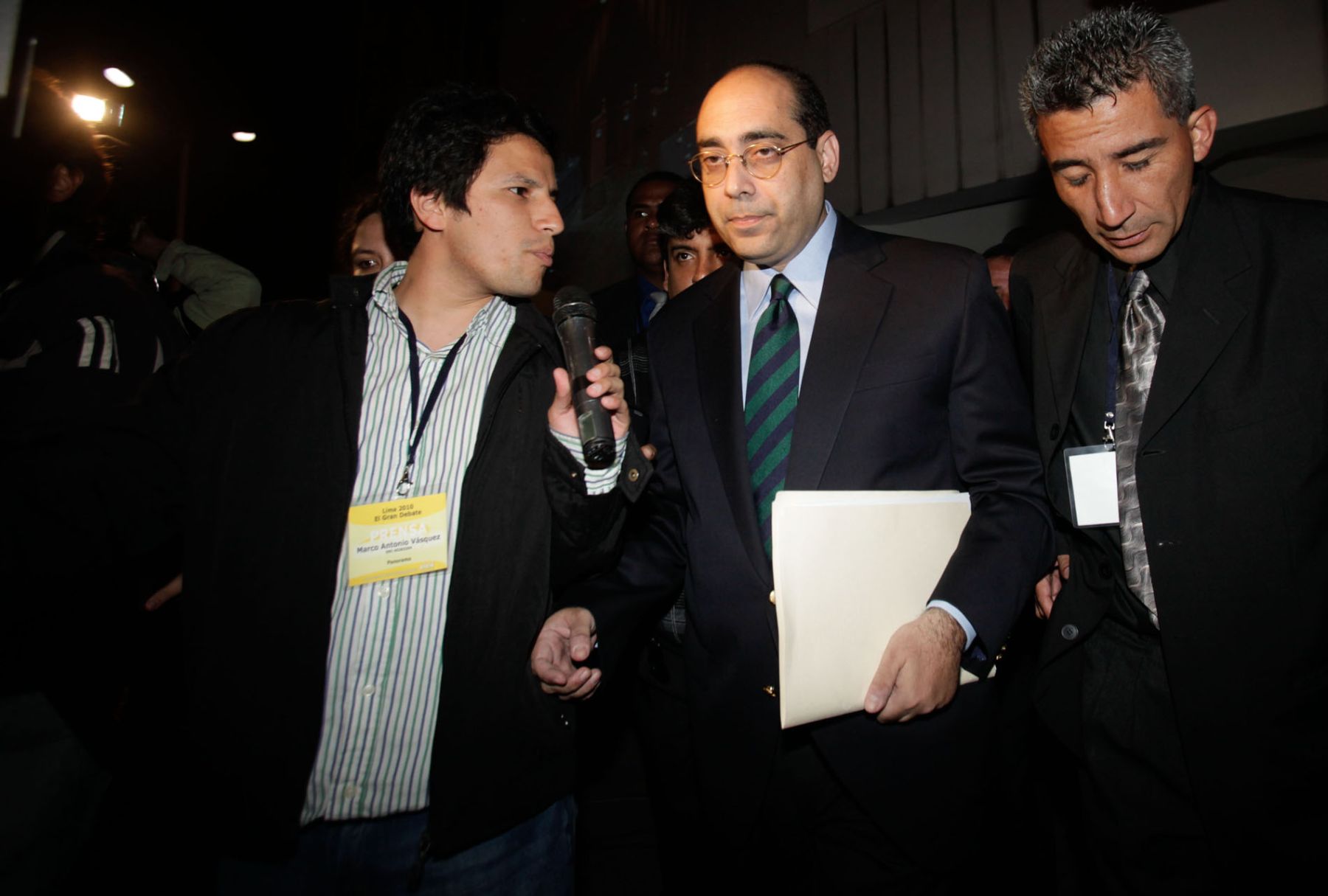 Candidato Fernando Altuve, llega a la Biblioteca Nacional para el Debate: Lima 2010.  Foto: ANDINA / Rubén Grández