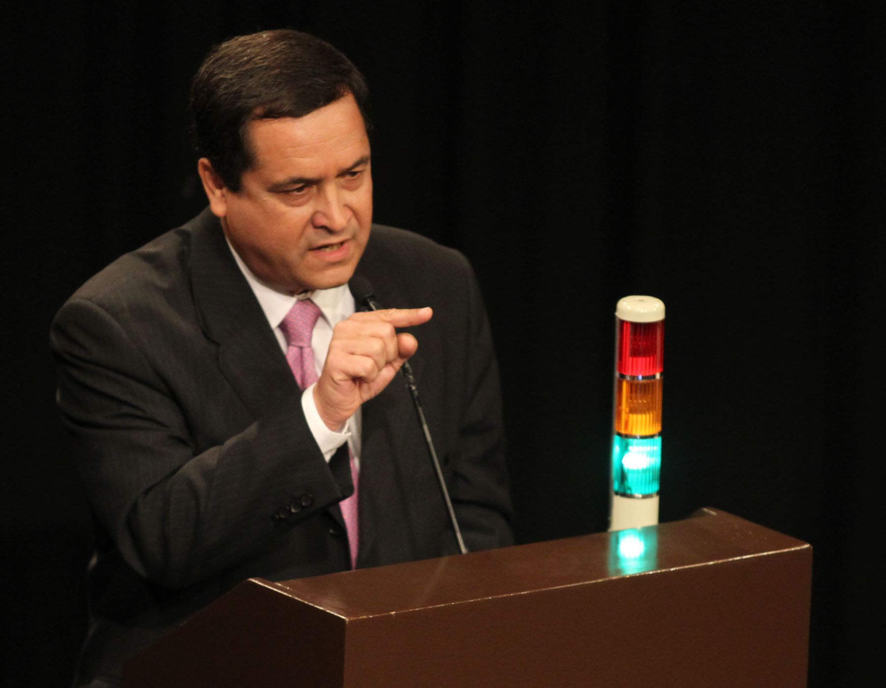 El candidato de Alianza para el Progreso, Luis Iberico, hace uso de la palabra en el Debate Lima 2010. 
Foto:ANDINA/Carlos Lezama