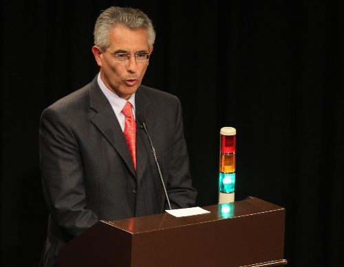 El candidadto de Somos Perú, Fernando Andrade, durante el Debate Lima 2010. Foto: ANDINA/Carlos Lezama.