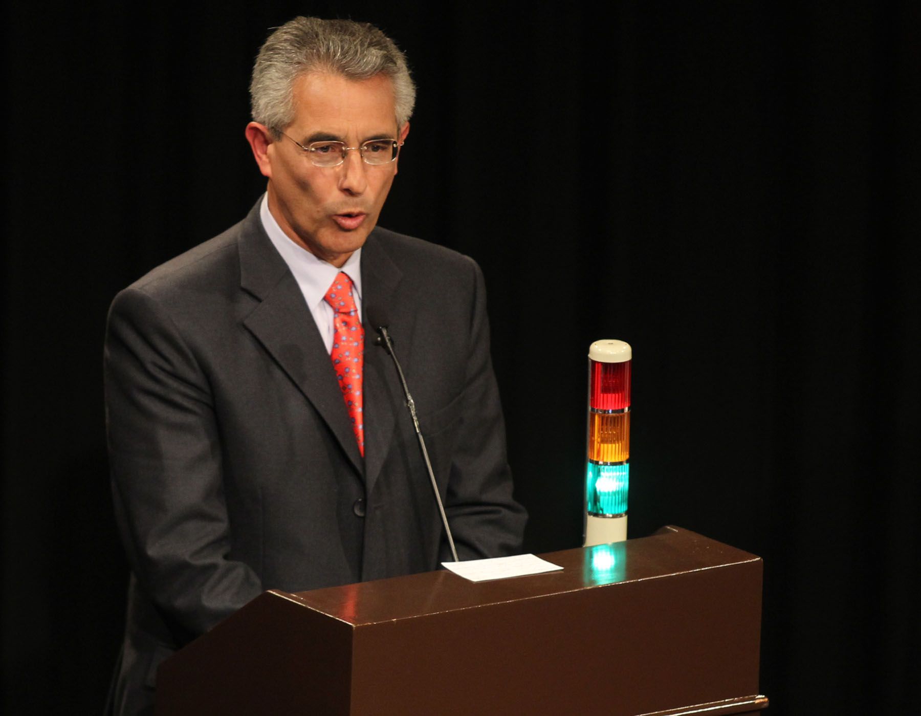 El candidadto de Somos Perú, Fernando Andrade, durante el Debate Lima 2010. Foto: ANDINA/Carlos Lezama.