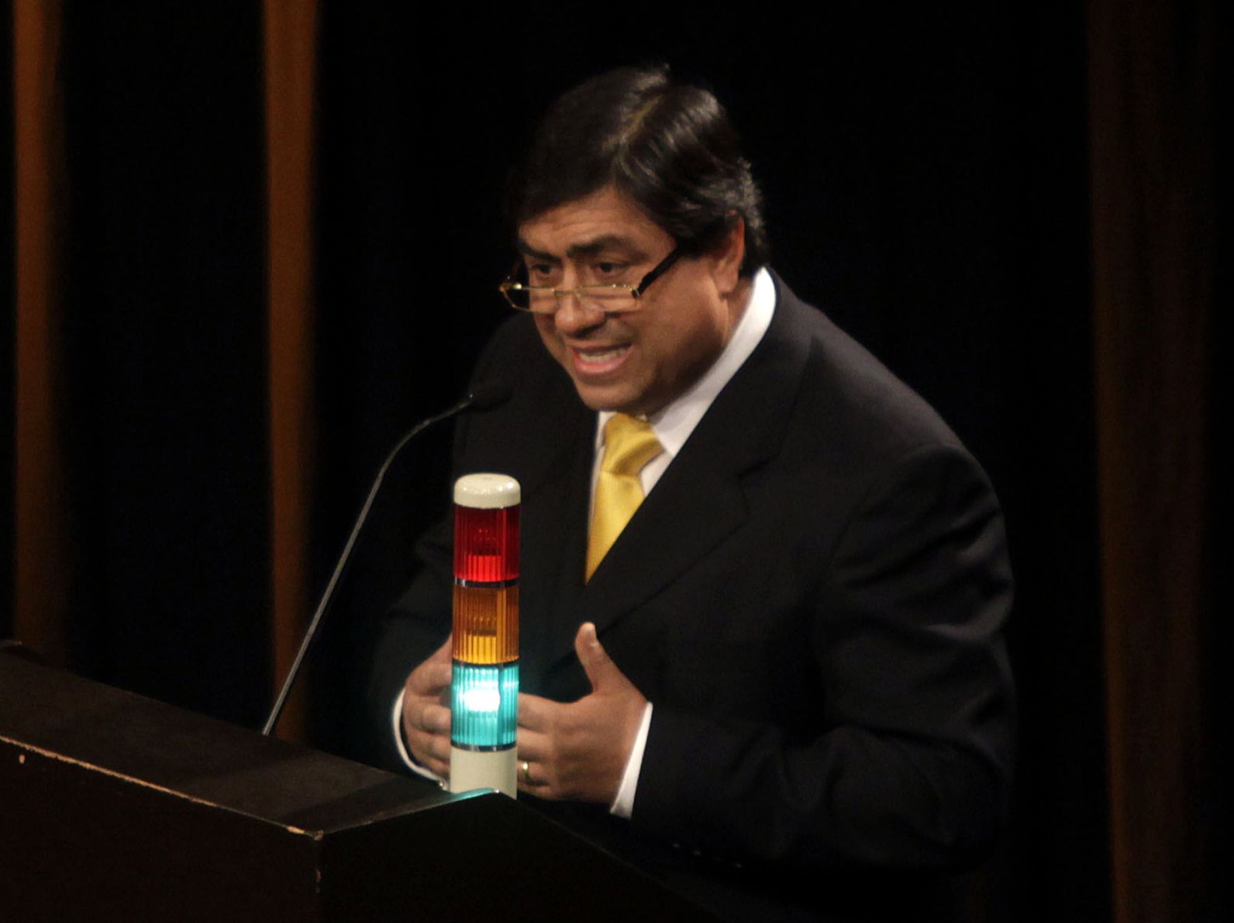 El candidato del Partido Fonavista del Perú, Raúl Canelo, hace uso de la palabra en el Debate Lima 2010.
Foto: ANDINA/ Rubén Grández