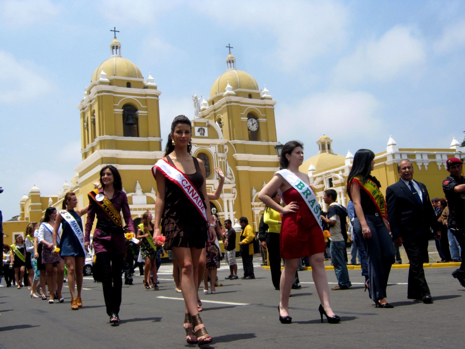 Reinas y bastoneras extranjeras, junto a sus pares peruanas, derrocharon alegría y belleza en su recorrido por el Centro Histórico de Trujillo. Foto: ANDINA / Oscar Paz.