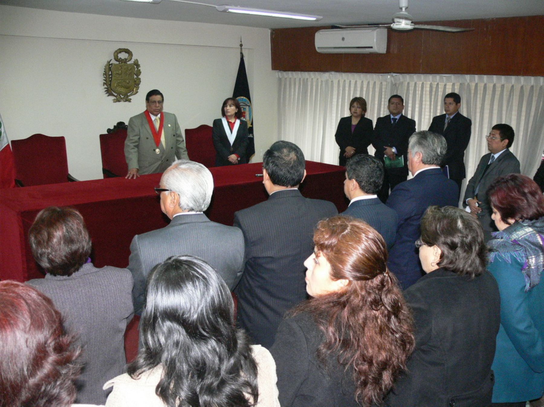 Presidente de la Corte de Lima, César Vega Vega, se dirige a los magistrados y personal jurisdiccional durante visita inopinada. Foto: Corte de Lima.