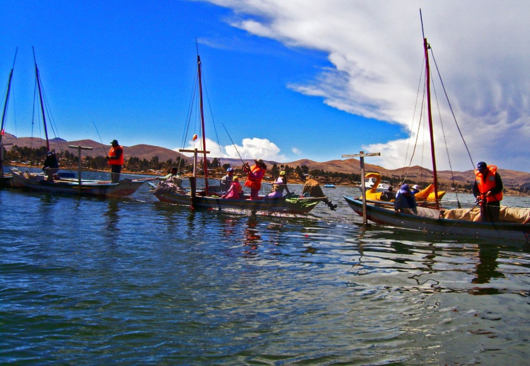 Competidores del Derby del Salmón Dorado, en el lago Titicaca. Foto: ALT.