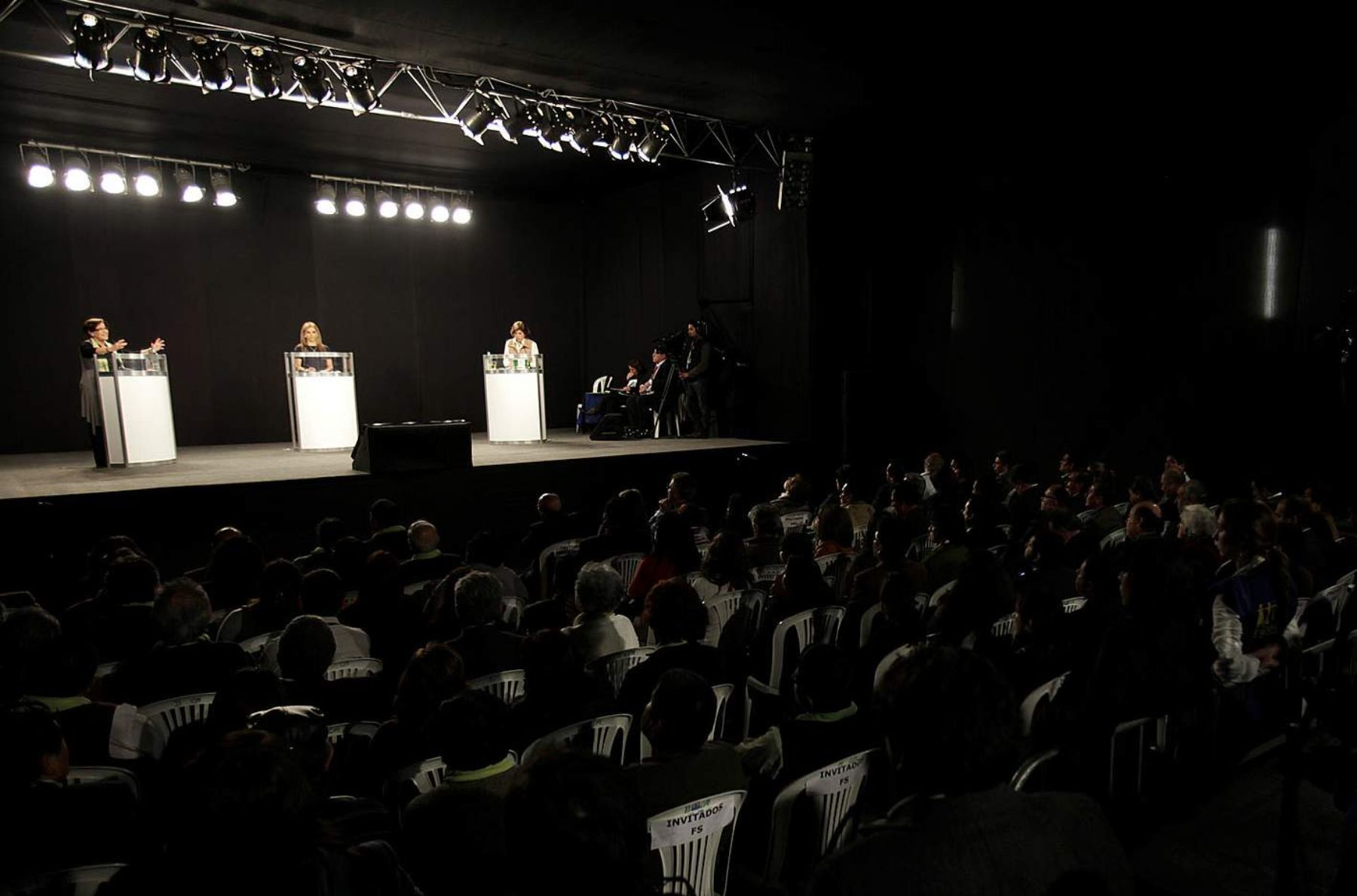 Debate entre candidatas a la alcaldía Lourdes Flores del PPC y Susana Villarán de Fuerza Social. Foto: ANDINA / Rubén Grández.