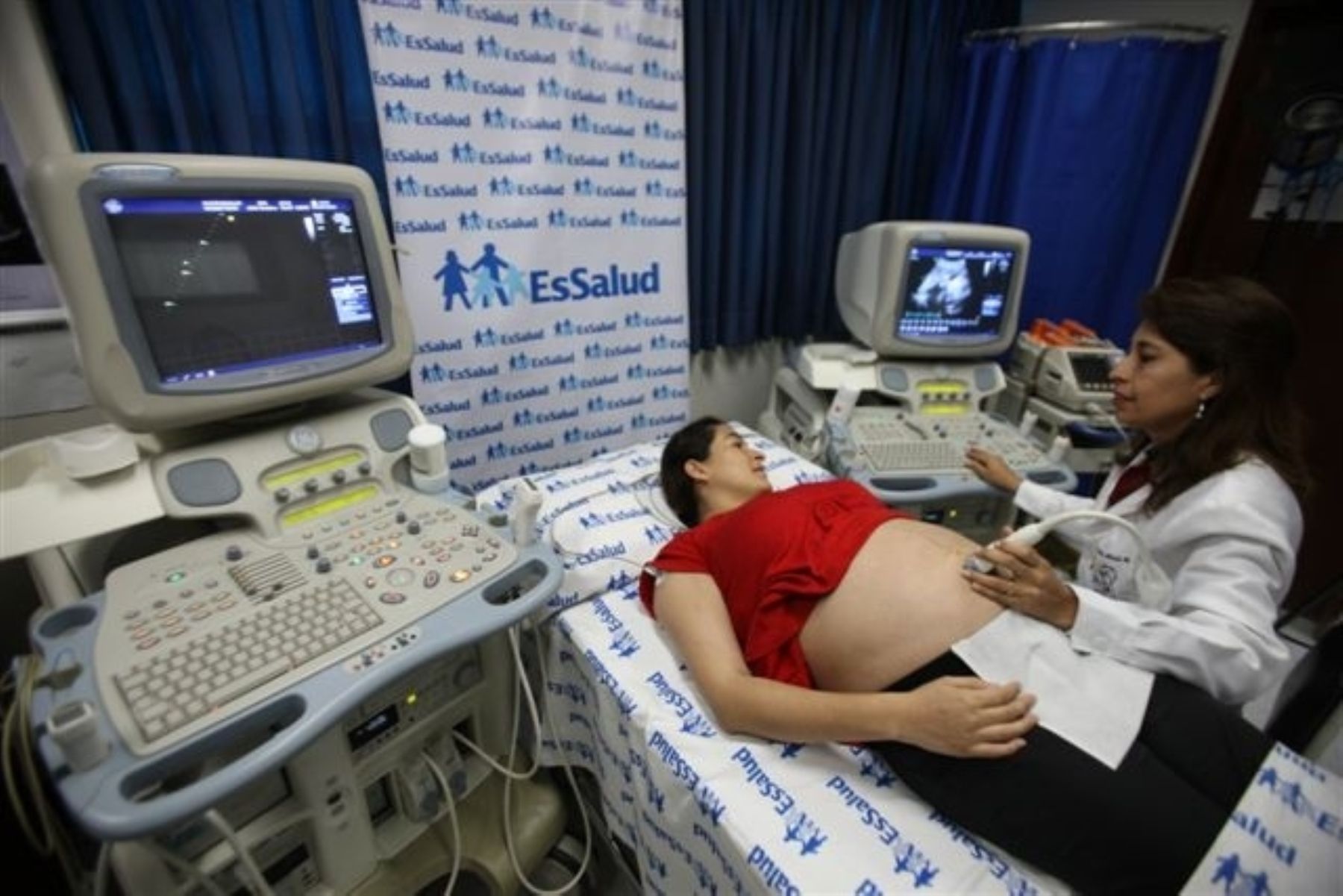 Moderno ecocardiógrafo posee el Instituto Nacional del Corazón de EsSalud, el cual permite advertir si un bebé en gestación presenta problemas cardiovasculares. Foto: EsSalud.