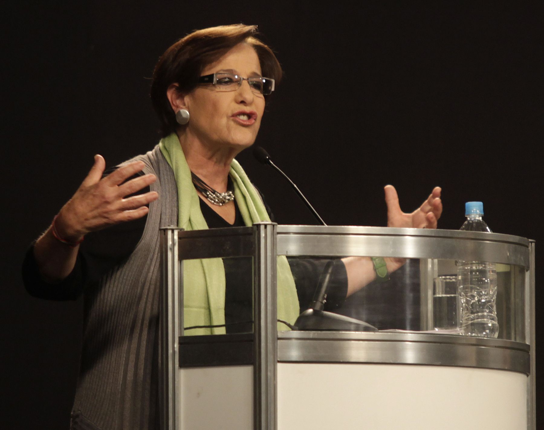 Candidata de Fuerza Social Susana Villarán, interviene en debate en el que también participa la postulante del PPC, lourdes Flores Nano, en Villa elSalvador. Foto: ANDINA / Rubén Grández.