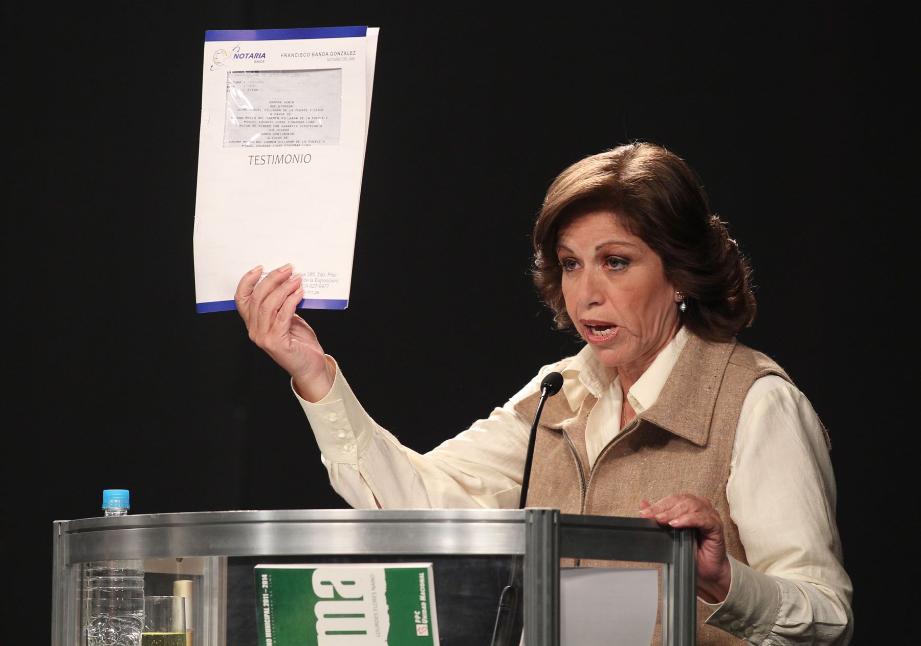 La Candidata a la Alcaldía de Lima, Lourdes Flores, participa en el Debate Municipal 2010 en el auditorio de Comunicaciones de Villa El Salvador. Foto: ANDINA/Carlos Lezama