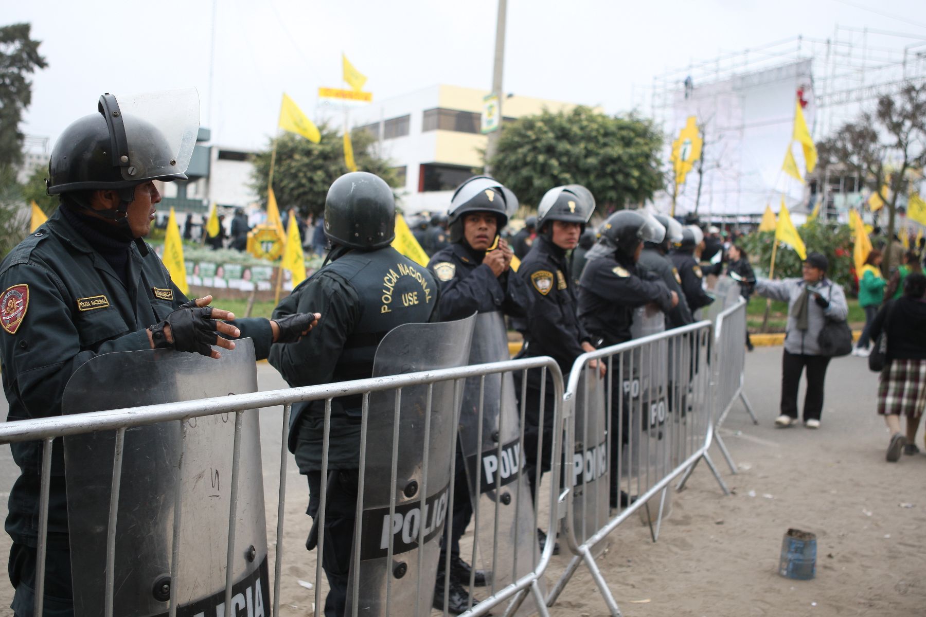 Seguridad en los exteriores donde se realiza el debate entre candidatas a la alcaldía Lourdes Flores del PPC y Susana Villarán de Fuerza Social. Foto: ANDINA/Norman Córdova