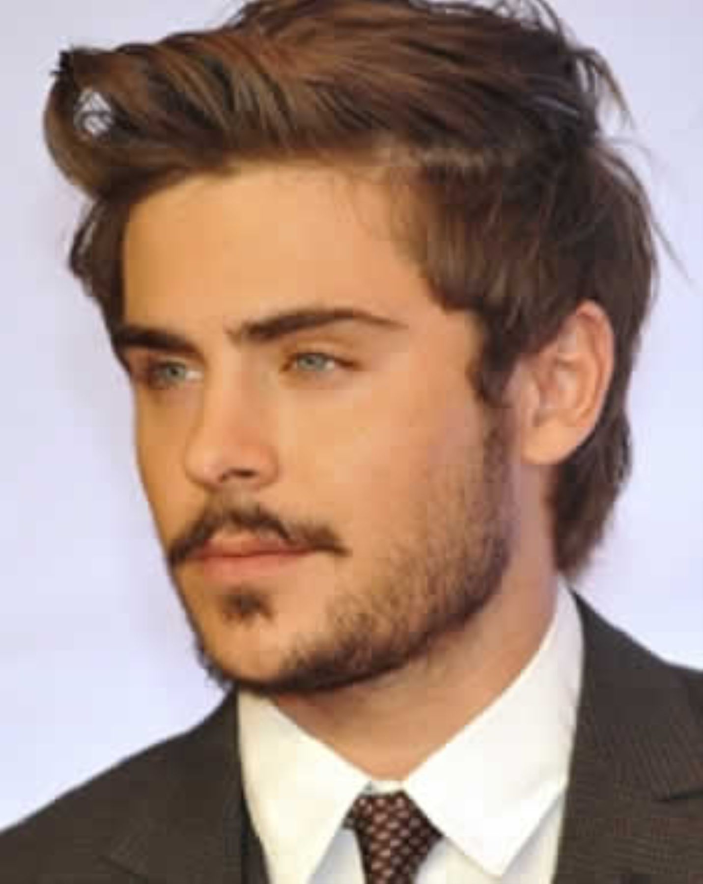 Zac Efron se deja crecer la barba pero se siente feo | Noticias