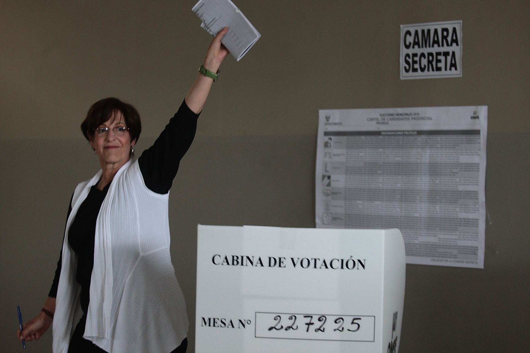La candidata Susana Villarán emite su voto.
Foto: ANDINA/Juan Carlos Guzmán Negrini.