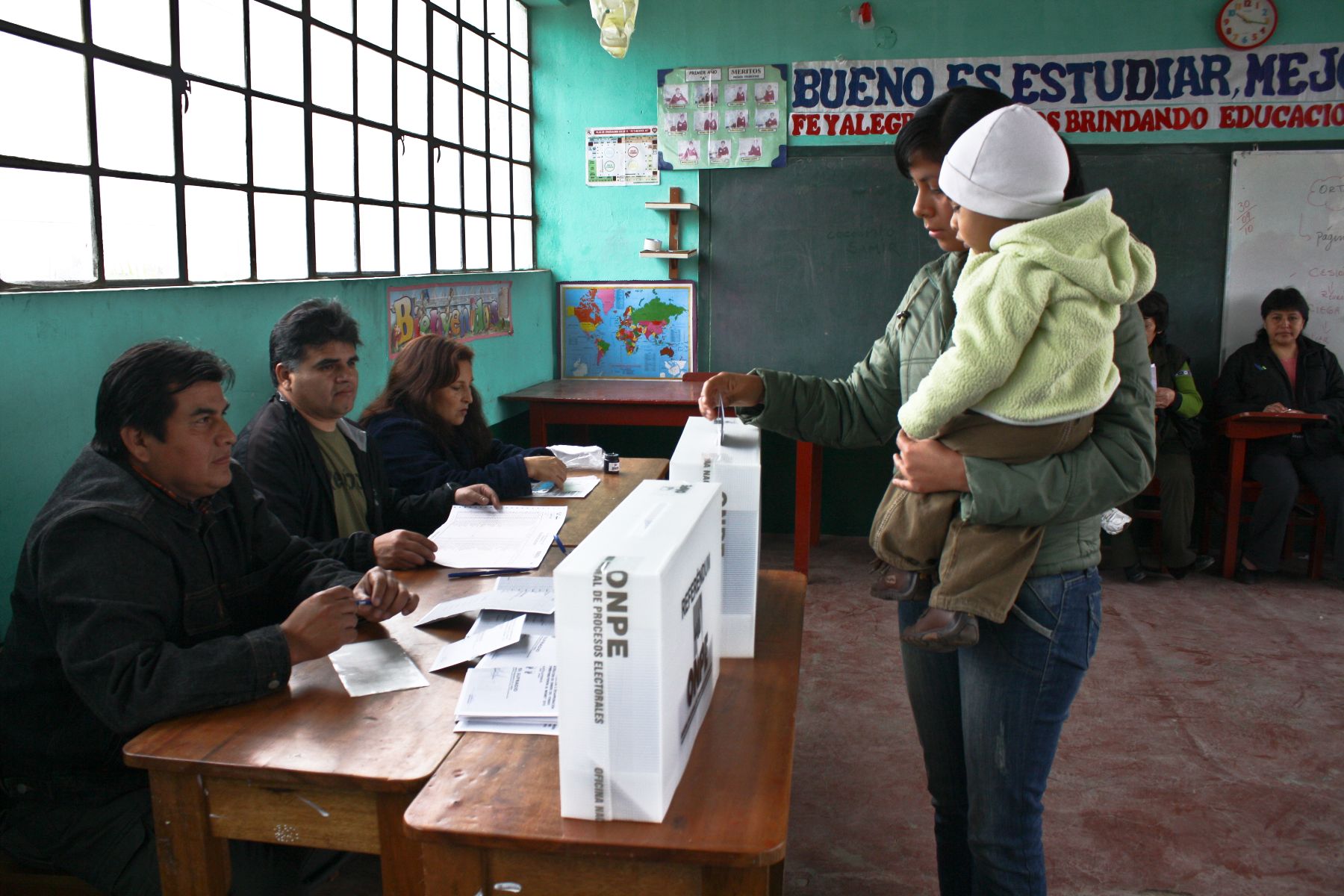 Con su bebe en brazos una madre de familia acude a votar a un centro esclar del Cono Norte de Lima, en las Elecciones Municipales 2010
Foto: ANDINA/Jack Ramón
