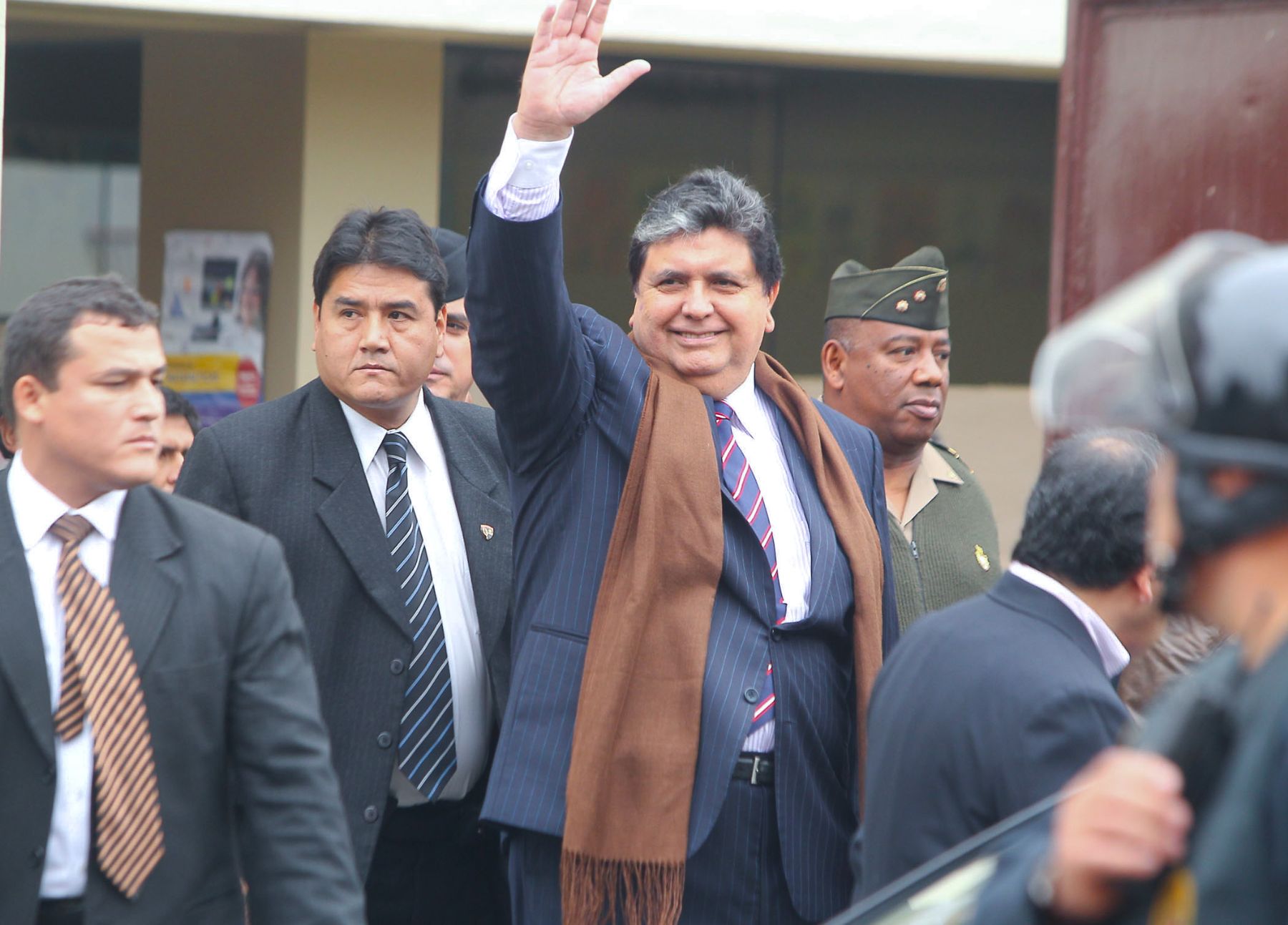 Presidente de la República,  Alan García, se retira luego de depositar su voto en el Colegio Libertador San Martín de San Borja.
Foto: ANDINA/Piero Vargas