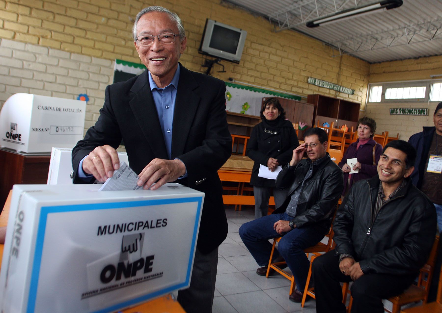 Candidato por Restauración Nacional, Humberto Lay , emite su voto en el colegio Santísima Niña María en el distrito de San Borja. 
Foto: ANDINA/ Gustavo Sanchez.