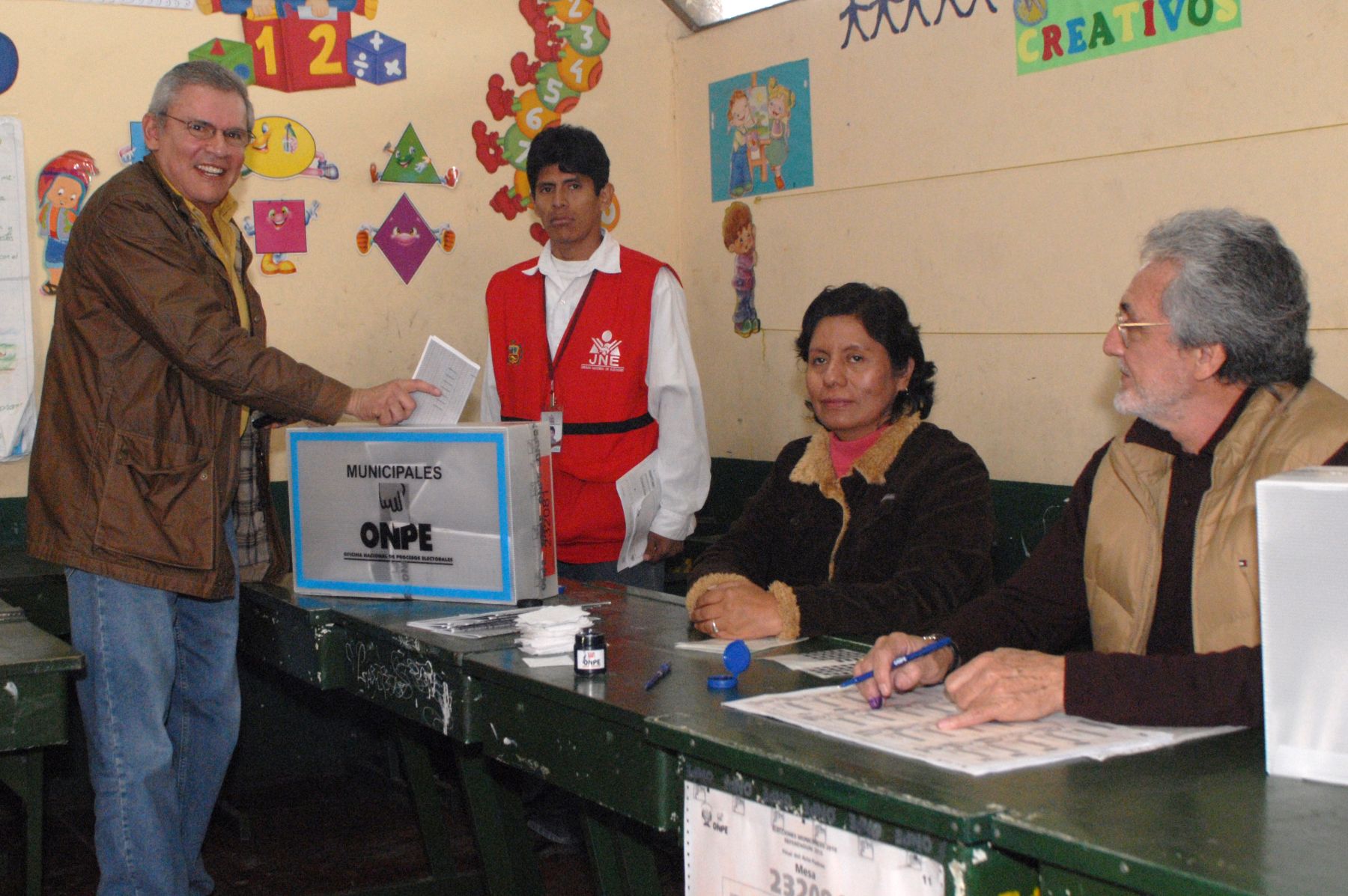El Alcalde de Lima, Luis Castañeda Lossio, emite su voto en el Colegio Experimental La Molina.
Foto: ANDINA/Jessica Vicente
