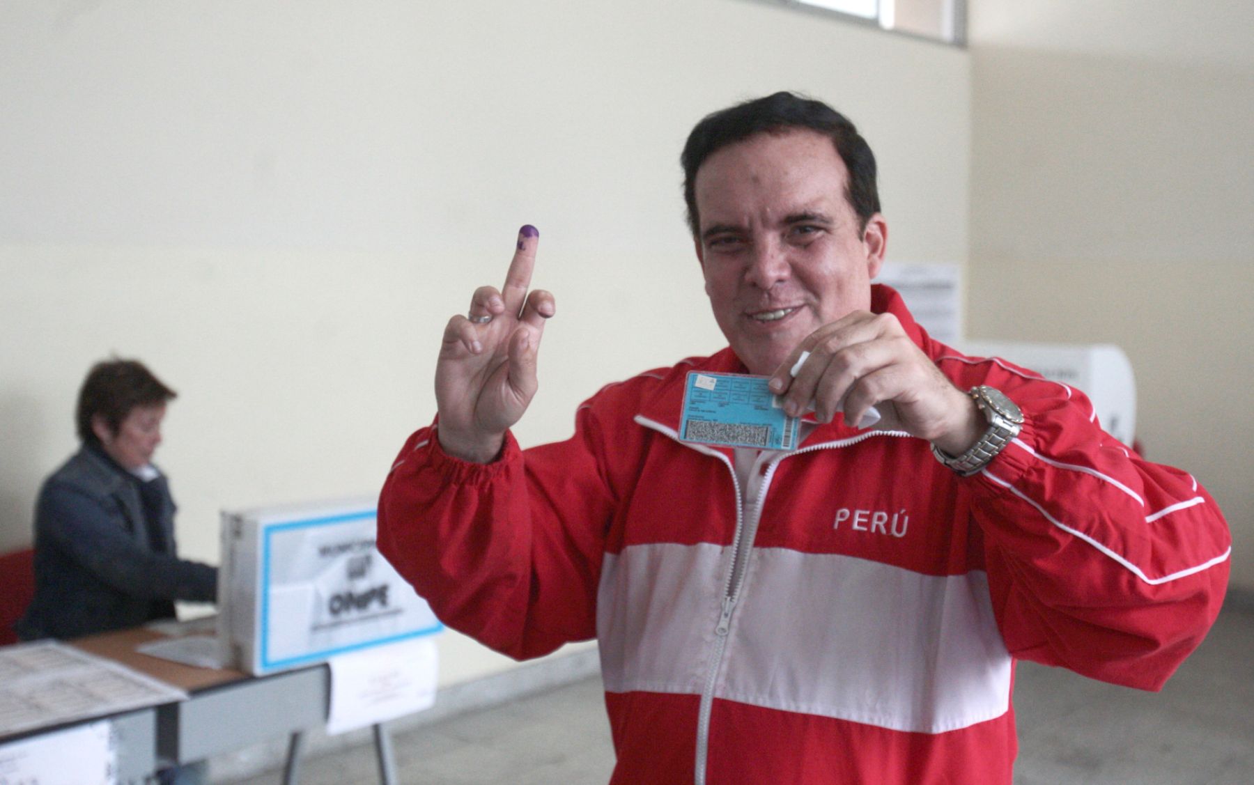 El candidato a la alcaldia de Lima por Acción Popular, Gonzalo Alegría, emitió su voto en el Colegio Alfonso Ugarte.
Foto: ANDINA/Juan Carlos Guzmán Negrini.