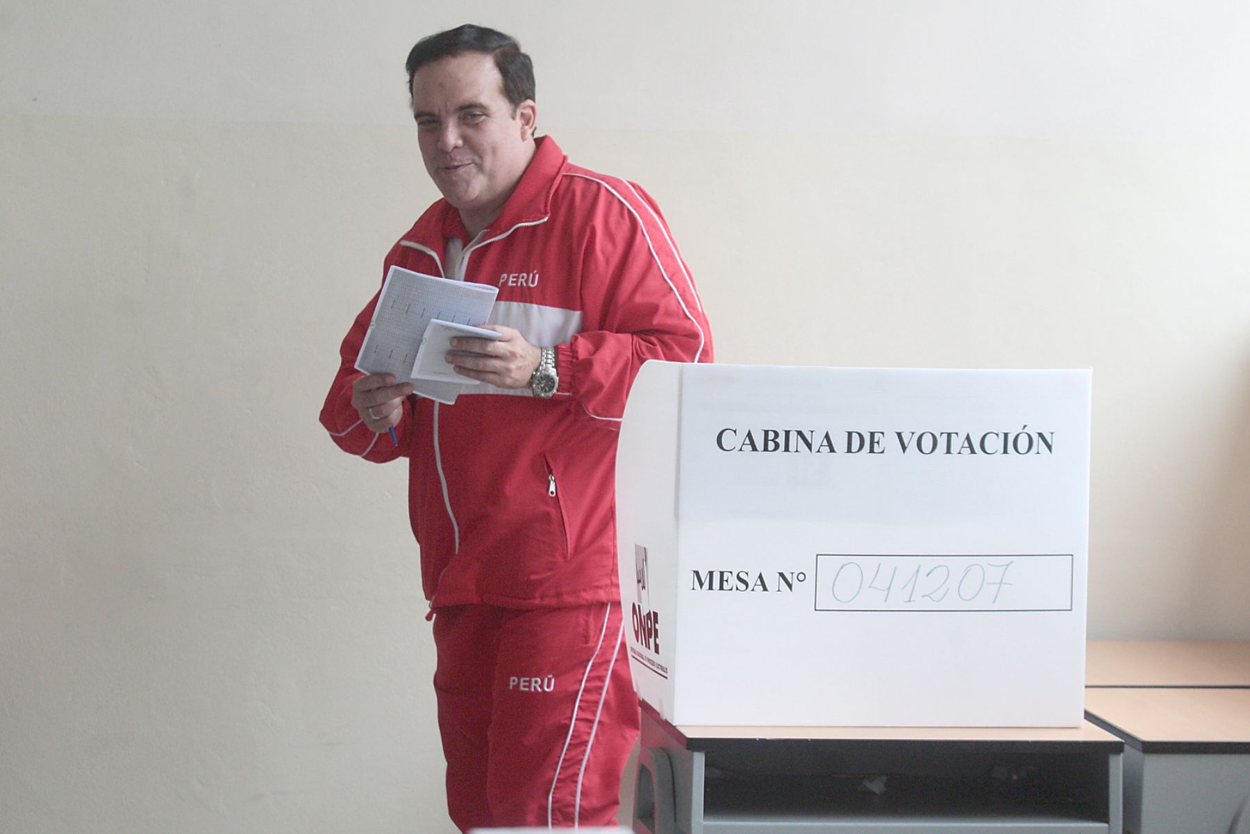 El candidato a la alcaldia de Lima por Acción Popular, Gonzalo Alegría, emitió su voto en el Colegio Alfonso Ugarte.
Foto: ANDINA/Juan Carlos Guzmán Negrini.