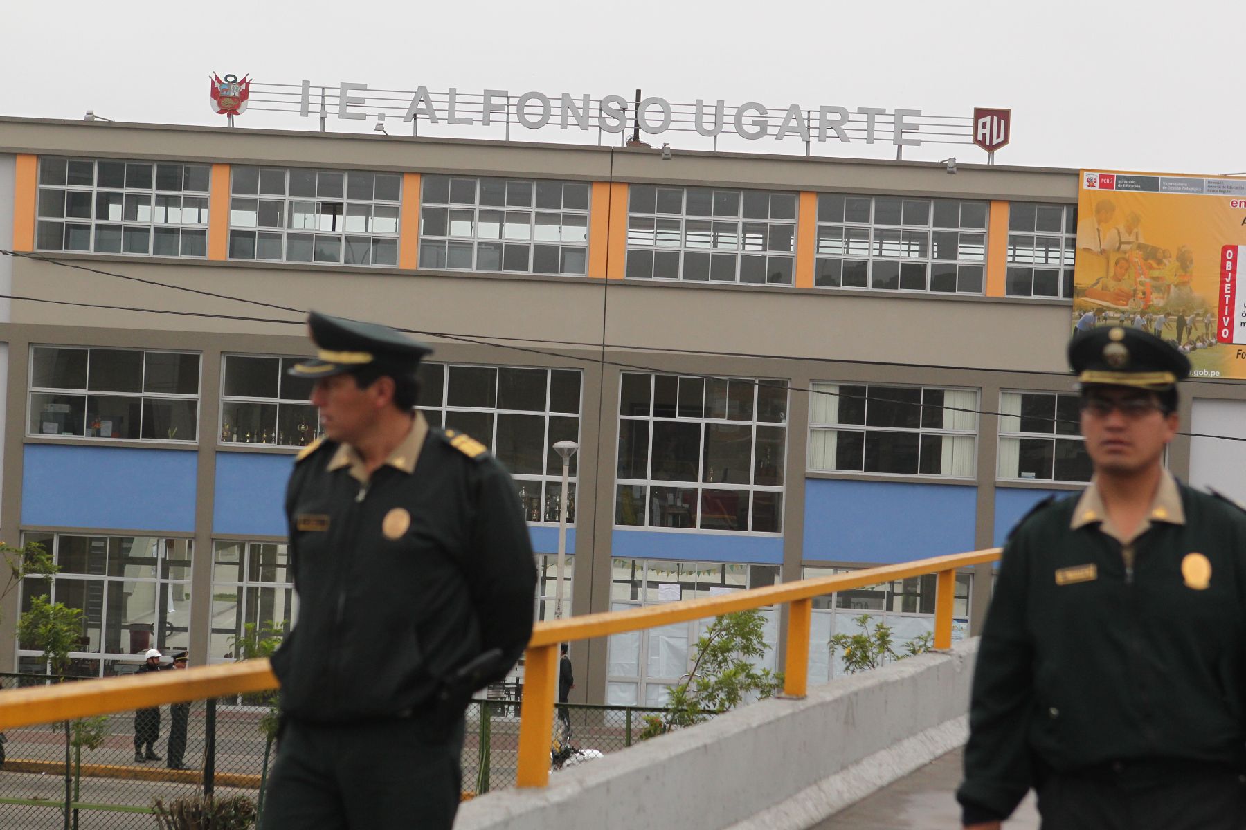 Fuerte resguardo policial desde primeras horas de la mañana en el  colegio Alfonso Ugarte Policías.
Foto: ANDINA/Piero Vargas