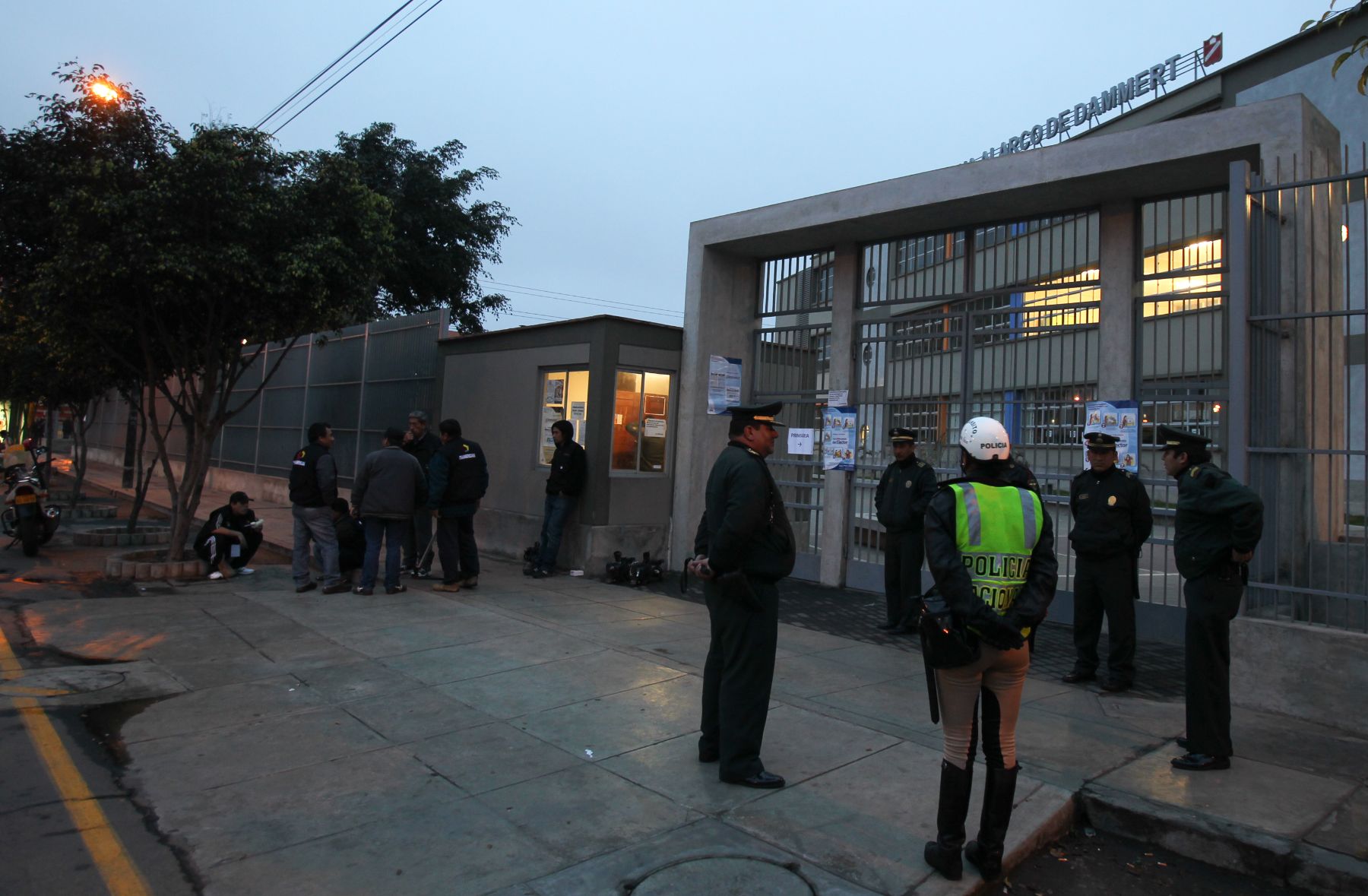 Desde primeras horas de la mañana, periodistas de diversos medios de comunicación  aguardan  en los exteriores del colegio Juana Alarco de Dammert  a espera del inicio de las Elecciones Regionales, Municipales y Referéndum del Fonavi 2010.