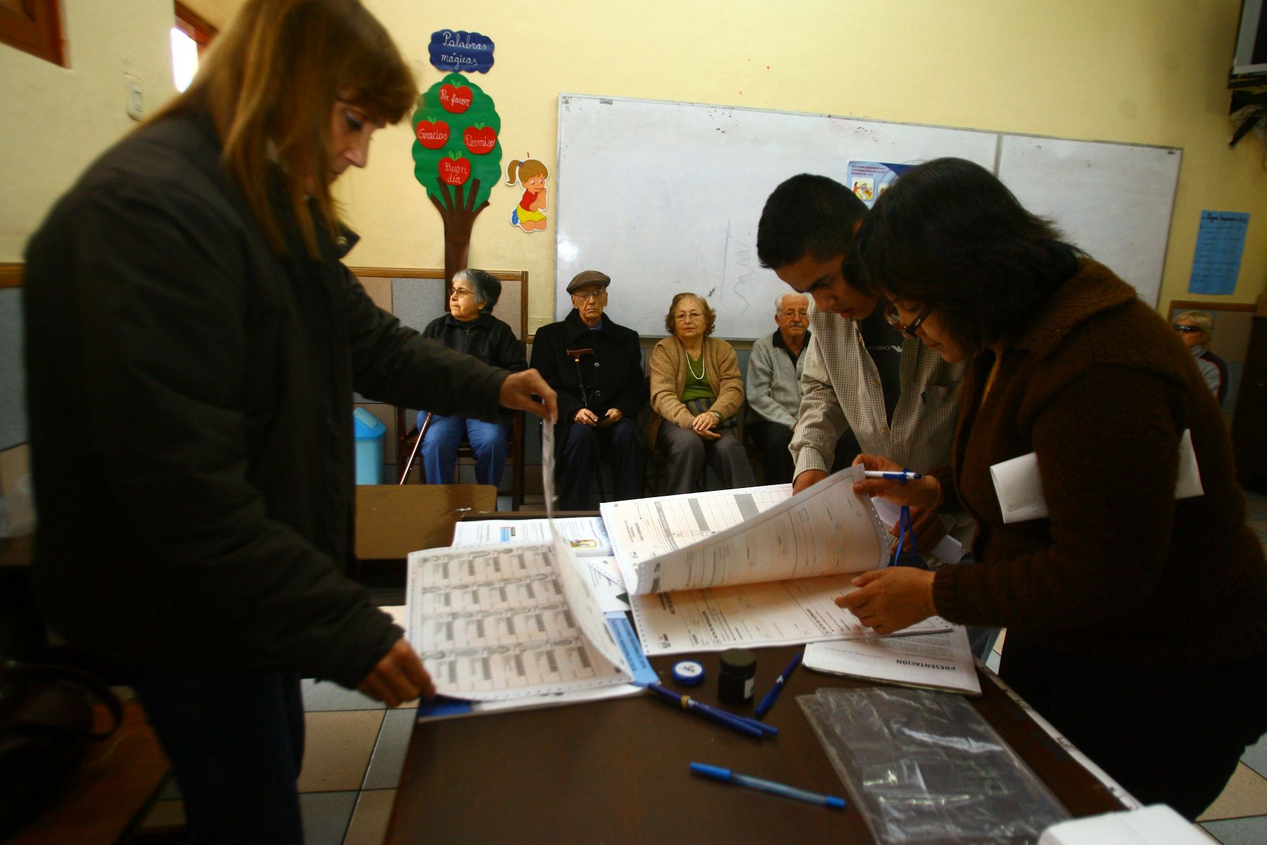 Personas de la tercera edad, esperan su turno para ajercer su voto en el Colegio Scipión Llona Foto: ANDINA/Cesar García
