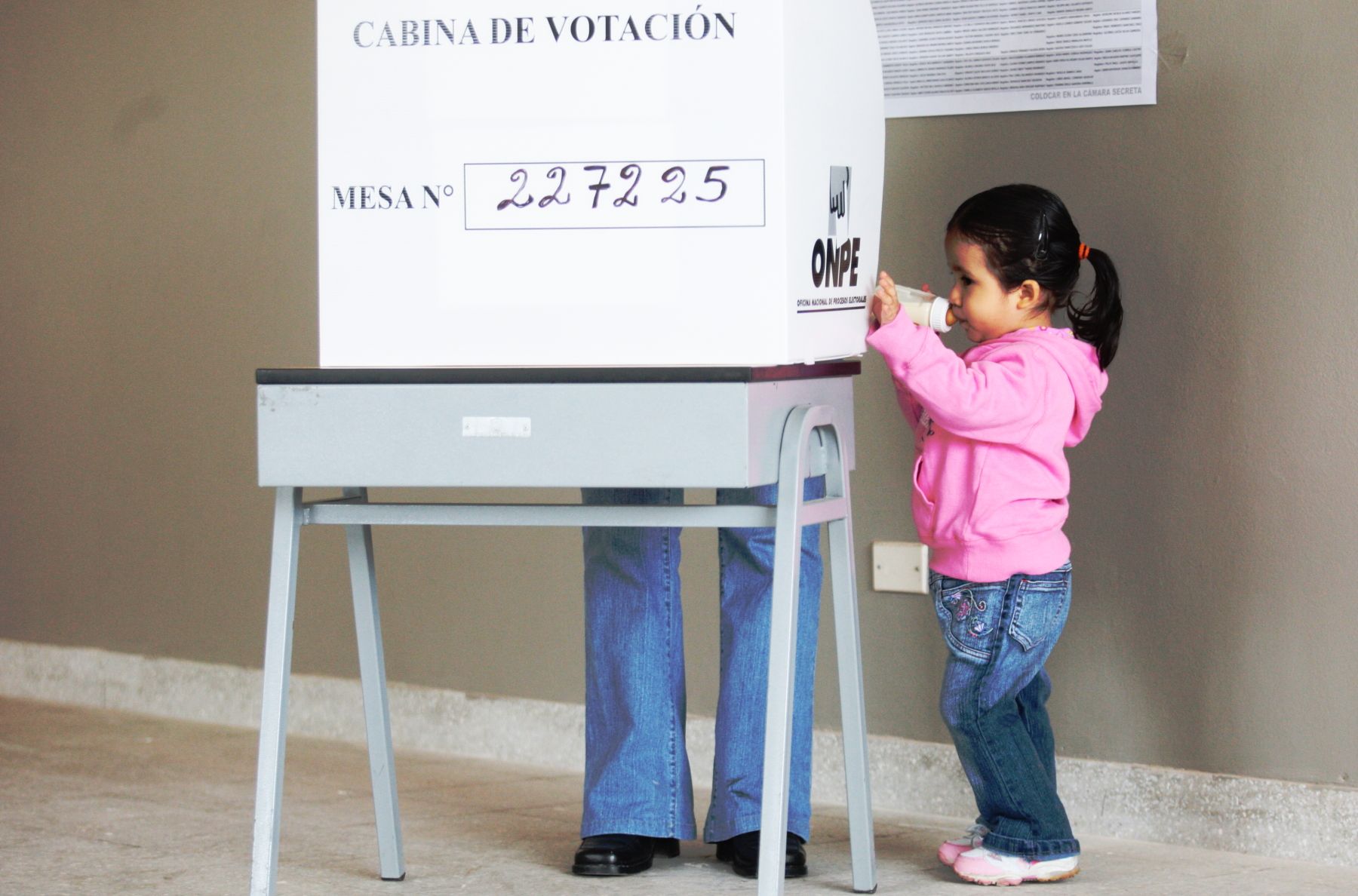 Una niña acompaña a su madre a votar en las Elecciones Municipales 2010.
Foto: ANDINA/Juan Carlos Guzmán Negrini.