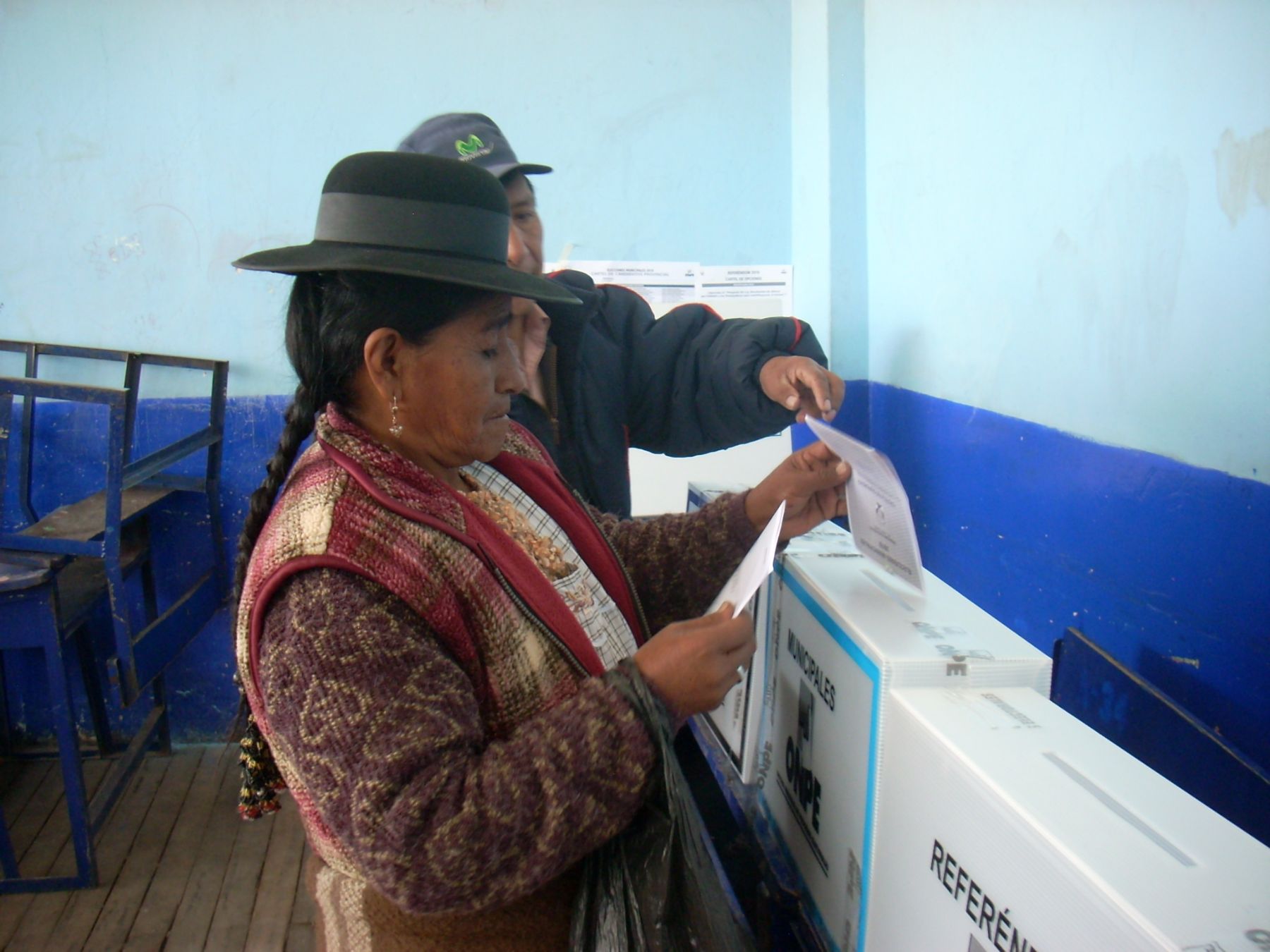 Ciudadana cumple con depositar su voto en un colegio de la ciudad de Juliaca, Puno. 
Foto: ANDINA/ Atilio Alejo.