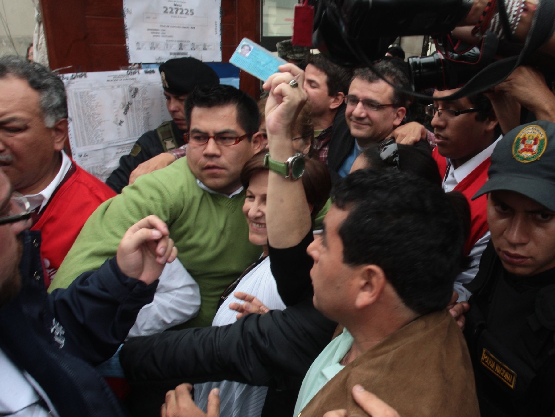 La candidata Susana Villarán se retira luego de emitir su voto.
Foto:ANDINA / Juan Carlos Guzmán Negrini.
