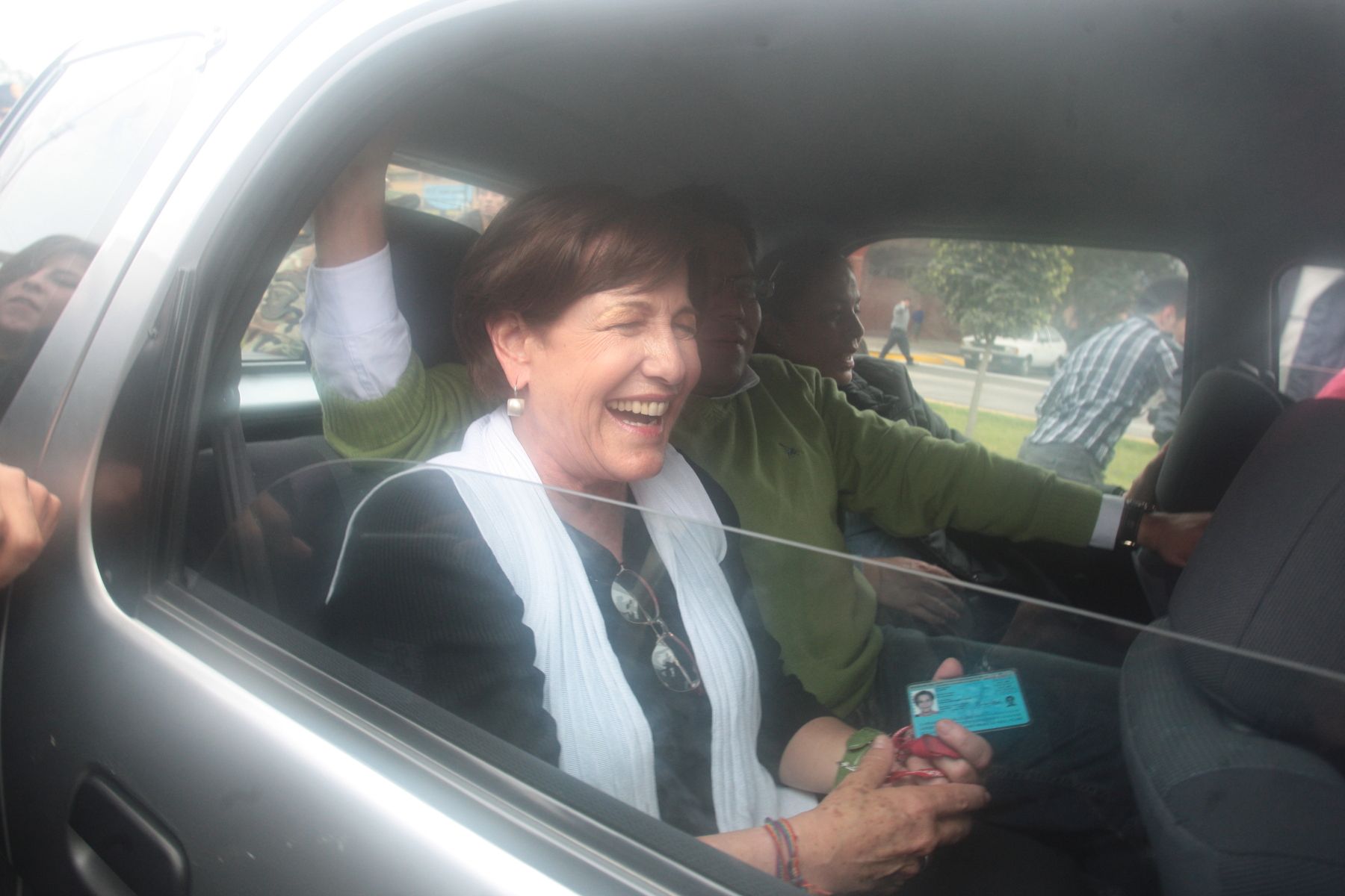 La candidata Susana Villarán se retira luego de emitir su voto.
Foto:ANDINA / Juan Carlos Guzmán Negrini.