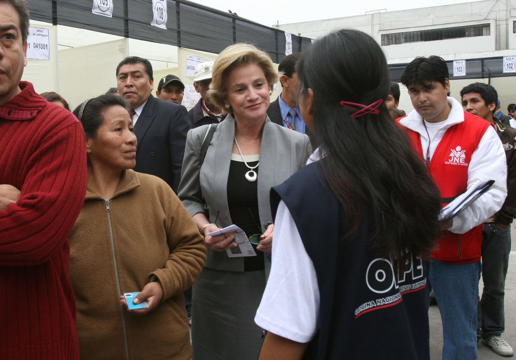 Pilar Nores se ofrece de voluntaria para ser miembro de mesa ante los representantes de la ONPE.
Foto: ANDINA/Jorge Paz